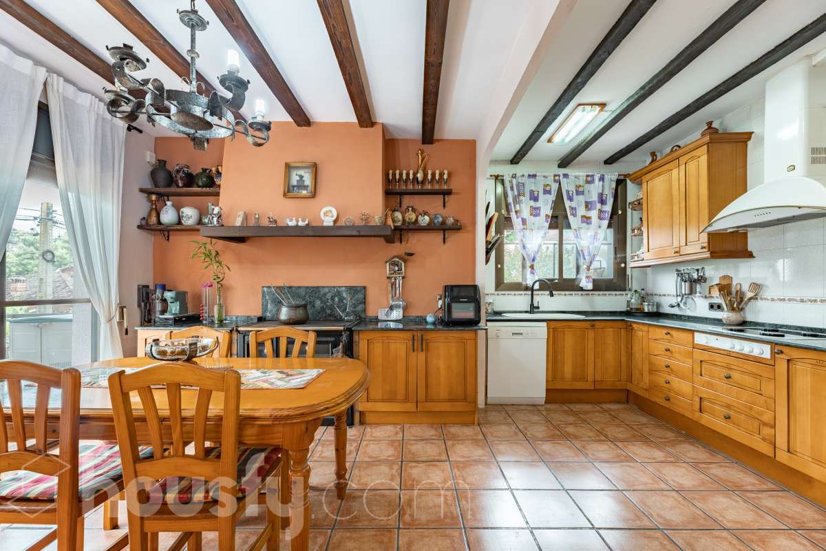 Housfy vende encantadora casa familiar con jardín y piscina en Cervelló Ubicada en una zona tranquila de Cervelló, esta propiedad destaca por sus amplios espacios y sus agradables zonas exteriores, que incluyen jardín, zona de huerto y piscina privada. La vivienda cuenta con 239 m² construidos (verificados con la Dirección General de Catastro). Además de estos metros, dispone de superficie adicional que ya se encuentra en trámite de regularización. La vivienda ofrece una distribución cómoda y funcional en tres plantas. La planta principal cuenta con un amplio salón-comedor conectado con la cocina y con salida a una agradable terraza, además de dos dormitorios y un baño. La cocina incorpora además una cocina de leña, que aporta un toque tradicional y acogedor a la vivienda. En la planta superior encontramos dos habitaciones, una de ellas con vestidor, y un segundo baño. La planta inferior está destinada a garaje y dispone además de trastero y lavadero independiente. Características específicas: -Piscina privada -Trastero -Garaje -Jardín privado y zona de huerto -Terraza -Calefacción -Cocina de leña -Con buenas vistas Zona y entorno La propiedad se encuentra en Cervelló, municipio de Barcelona, en una zona residencial tranquila y rodeada de naturaleza. Dispone de servicios y transporte público en las proximidades, así como de buena comunicación con Barcelona, combinando la tranquilidad de la zona con la cercanía a la ciudad. Aviso legal El precio de venta no incluye gastos de la compraventa como notaría, registro, impuestos, ni tampoco honorarios agencia. Esta publicación no es vinculante. Consulta siempre la nota simple con Housfy antes de formalizar la compraventa. Sobre nosotros Housfy es la plataforma integral de servicios inmobiliarios. Nuestra combinación de expertos y tecnología pone al alcance de todo el mundo servicios cómodos, claros y seguros. AICAT número: 7922. Nos encargamos de la gestión y asesoramiento de la compra. ¡Olvídate de todo! Hacemos los trámites por ti. Y, si además necesitas financiación, ponemos a tu disposición un bróker hipotecario para ayudarte a conseguir las mejores condiciones para tu perfil económico. ¿Quieres visitarla? Contacta con Housfy y agenda tu visita sin compromiso. Más información en: housfy.com En cumplimiento de la Ley 8/2026 en Cataluña, el certificado de presencia o ausencia de amianto se encuentra en proceso de tramitación.-14