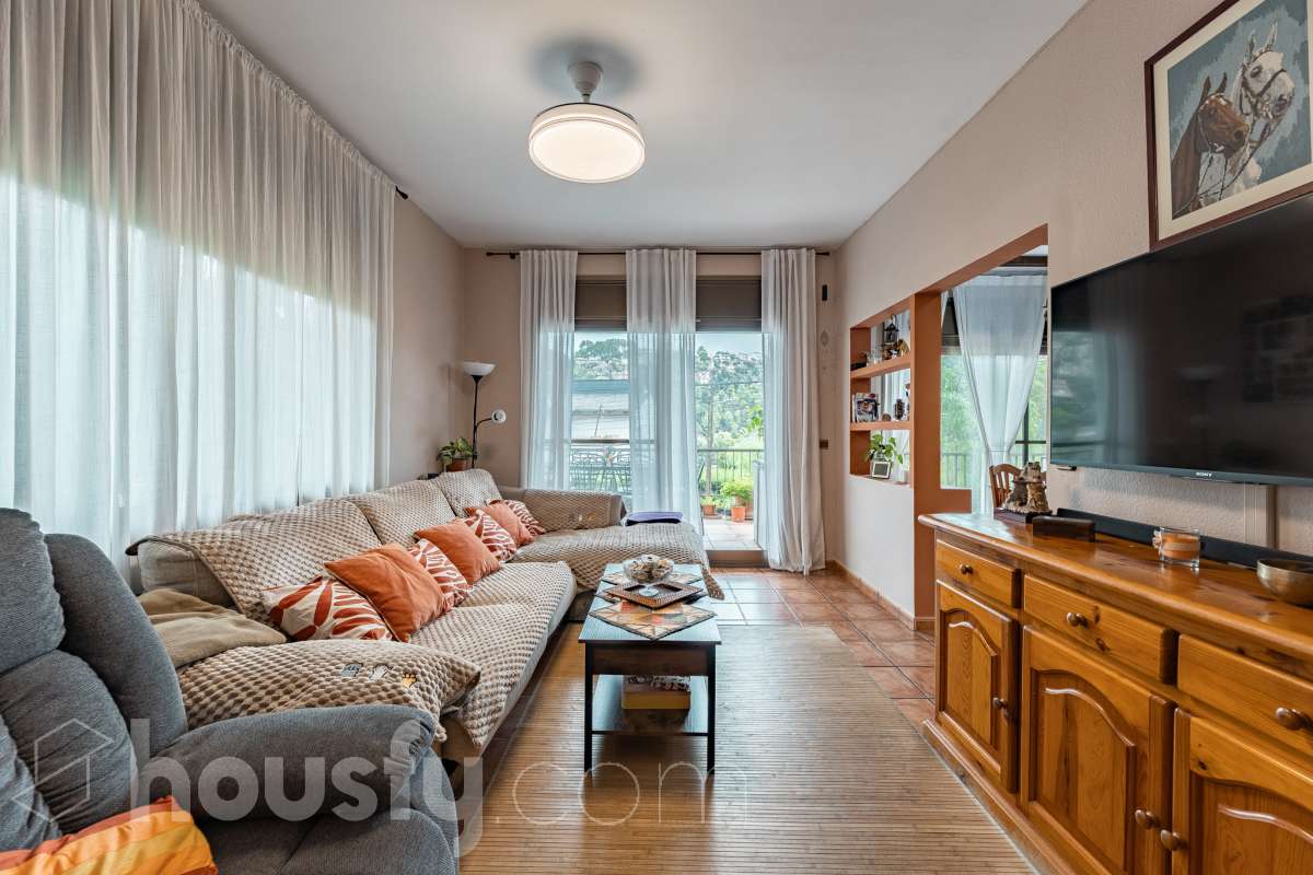Housfy vende encantadora casa familiar con jardín y piscina en Cervelló Ubicada en una zona tranquila de Cervelló, esta propiedad destaca por sus amplios espacios y sus agradables zonas exteriores, que incluyen jardín, zona de huerto y piscina privada. La vivienda cuenta con 239 m² construidos (verificados con la Dirección General de Catastro). Además de estos metros, dispone de superficie adicional que ya se encuentra en trámite de regularización. La vivienda ofrece una distribución cómoda y funcional en tres plantas. La planta principal cuenta con un amplio salón-comedor conectado con la cocina y con salida a una agradable terraza, además de dos dormitorios y un baño. La cocina incorpora además una cocina de leña, que aporta un toque tradicional y acogedor a la vivienda. En la planta superior encontramos dos habitaciones, una de ellas con vestidor, y un segundo baño. La planta inferior está destinada a garaje y dispone además de trastero y lavadero independiente. Características específicas: -Piscina privada -Trastero -Garaje -Jardín privado y zona de huerto -Terraza -Calefacción -Cocina de leña -Con buenas vistas Zona y entorno La propiedad se encuentra en Cervelló, municipio de Barcelona, en una zona residencial tranquila y rodeada de naturaleza. Dispone de servicios y transporte público en las proximidades, así como de buena comunicación con Barcelona, combinando la tranquilidad de la zona con la cercanía a la ciudad. Aviso legal El precio de venta no incluye gastos de la compraventa como notaría, registro, impuestos, ni tampoco honorarios agencia. Esta publicación no es vinculante. Consulta siempre la nota simple con Housfy antes de formalizar la compraventa. Sobre nosotros Housfy es la plataforma integral de servicios inmobiliarios. Nuestra combinación de expertos y tecnología pone al alcance de todo el mundo servicios cómodos, claros y seguros. AICAT número: 7922. Nos encargamos de la gestión y asesoramiento de la compra. ¡Olvídate de todo! Hacemos los trámites por ti. Y, si además necesitas financiación, ponemos a tu disposición un bróker hipotecario para ayudarte a conseguir las mejores condiciones para tu perfil económico. ¿Quieres visitarla? Contacta con Housfy y agenda tu visita sin compromiso. Más información en: housfy.com En cumplimiento de la Ley 8/2026 en Cataluña, el certificado de presencia o ausencia de amianto se encuentra en proceso de tramitación.-4