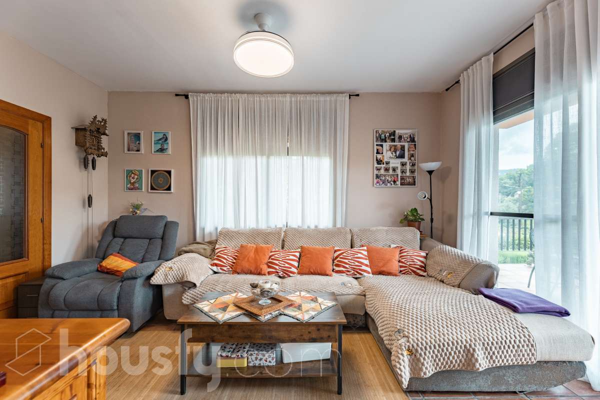 Housfy vende encantadora casa familiar con jardín y piscina en Cervelló Ubicada en una zona tranquila de Cervelló, esta propiedad destaca por sus amplios espacios y sus agradables zonas exteriores, que incluyen jardín, zona de huerto y piscina privada. La vivienda cuenta con 239 m² construidos (verificados con la Dirección General de Catastro). Además de estos metros, dispone de superficie adicional que ya se encuentra en trámite de regularización. La vivienda ofrece una distribución cómoda y funcional en tres plantas. La planta principal cuenta con un amplio salón-comedor conectado con la cocina y con salida a una agradable terraza, además de dos dormitorios y un baño. La cocina incorpora además una cocina de leña, que aporta un toque tradicional y acogedor a la vivienda. En la planta superior encontramos dos habitaciones, una de ellas con vestidor, y un segundo baño. La planta inferior está destinada a garaje y dispone además de trastero y lavadero independiente. Características específicas: -Piscina privada -Trastero -Garaje -Jardín privado y zona de huerto -Terraza -Calefacción -Cocina de leña -Con buenas vistas Zona y entorno La propiedad se encuentra en Cervelló, municipio de Barcelona, en una zona residencial tranquila y rodeada de naturaleza. Dispone de servicios y transporte público en las proximidades, así como de buena comunicación con Barcelona, combinando la tranquilidad de la zona con la cercanía a la ciudad. Aviso legal El precio de venta no incluye gastos de la compraventa como notaría, registro, impuestos, ni tampoco honorarios agencia. Esta publicación no es vinculante. Consulta siempre la nota simple con Housfy antes de formalizar la compraventa. Sobre nosotros Housfy es la plataforma integral de servicios inmobiliarios. Nuestra combinación de expertos y tecnología pone al alcance de todo el mundo servicios cómodos, claros y seguros. AICAT número: 7922. Nos encargamos de la gestión y asesoramiento de la compra. ¡Olvídate de todo! Hacemos los trámites por ti. Y, si además necesitas financiación, ponemos a tu disposición un bróker hipotecario para ayudarte a conseguir las mejores condiciones para tu perfil económico. ¿Quieres visitarla? Contacta con Housfy y agenda tu visita sin compromiso. Más información en: housfy.com En cumplimiento de la Ley 8/2026 en Cataluña, el certificado de presencia o ausencia de amianto se encuentra en proceso de tramitación.-6