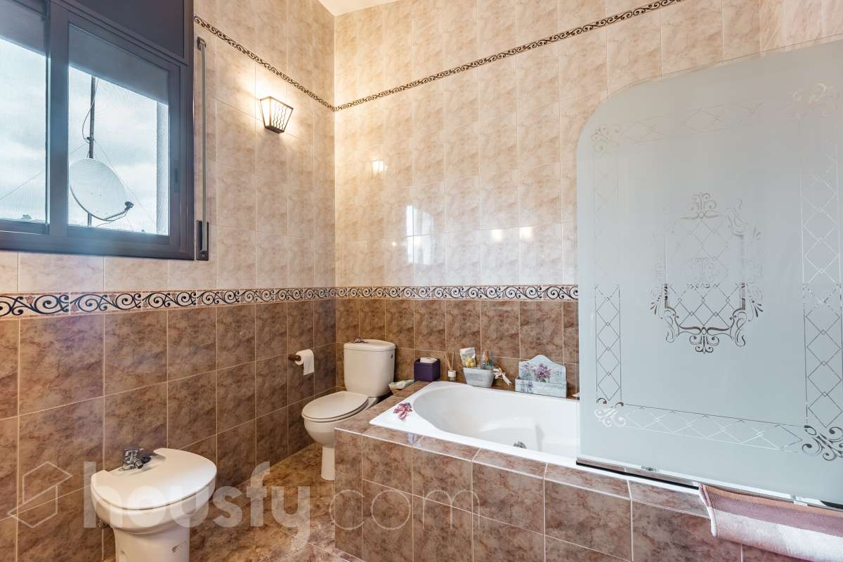 Housfy vende encantadora casa familiar con jardín y piscina en Cervelló Ubicada en una zona tranquila de Cervelló, esta propiedad destaca por sus amplios espacios y sus agradables zonas exteriores, que incluyen jardín, zona de huerto y piscina privada. La vivienda cuenta con 239 m² construidos (verificados con la Dirección General de Catastro). Además de estos metros, dispone de superficie adicional que ya se encuentra en trámite de regularización. La vivienda ofrece una distribución cómoda y funcional en tres plantas. La planta principal cuenta con un amplio salón-comedor conectado con la cocina y con salida a una agradable terraza, además de dos dormitorios y un baño. La cocina incorpora además una cocina de leña, que aporta un toque tradicional y acogedor a la vivienda. En la planta superior encontramos dos habitaciones, una de ellas con vestidor, y un segundo baño. La planta inferior está destinada a garaje y dispone además de trastero y lavadero independiente. Características específicas: -Piscina privada -Trastero -Garaje -Jardín privado y zona de huerto -Terraza -Calefacción -Cocina de leña -Con buenas vistas Zona y entorno La propiedad se encuentra en Cervelló, municipio de Barcelona, en una zona residencial tranquila y rodeada de naturaleza. Dispone de servicios y transporte público en las proximidades, así como de buena comunicación con Barcelona, combinando la tranquilidad de la zona con la cercanía a la ciudad. Aviso legal El precio de venta no incluye gastos de la compraventa como notaría, registro, impuestos, ni tampoco honorarios agencia. Esta publicación no es vinculante. Consulta siempre la nota simple con Housfy antes de formalizar la compraventa. Sobre nosotros Housfy es la plataforma integral de servicios inmobiliarios. Nuestra combinación de expertos y tecnología pone al alcance de todo el mundo servicios cómodos, claros y seguros. AICAT número: 7922. Nos encargamos de la gestión y asesoramiento de la compra. ¡Olvídate de todo! Hacemos los trámites por ti. Y, si además necesitas financiación, ponemos a tu disposición un bróker hipotecario para ayudarte a conseguir las mejores condiciones para tu perfil económico. ¿Quieres visitarla? Contacta con Housfy y agenda tu visita sin compromiso. Más información en: housfy.com En cumplimiento de la Ley 8/2026 en Cataluña, el certificado de presencia o ausencia de amianto se encuentra en proceso de tramitación.-33