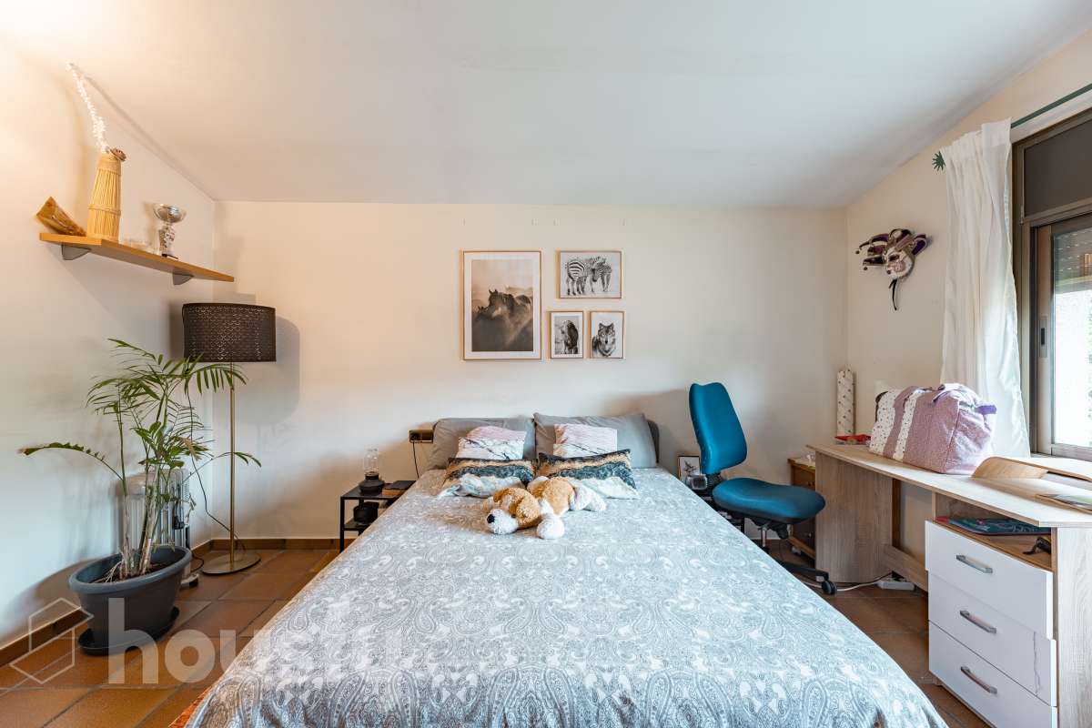 Housfy vende encantadora casa familiar con jardín y piscina en Cervelló Ubicada en una zona tranquila de Cervelló, esta propiedad destaca por sus amplios espacios y sus agradables zonas exteriores, que incluyen jardín, zona de huerto y piscina privada. La vivienda cuenta con 239 m² construidos (verificados con la Dirección General de Catastro). Además de estos metros, dispone de superficie adicional que ya se encuentra en trámite de regularización. La vivienda ofrece una distribución cómoda y funcional en tres plantas. La planta principal cuenta con un amplio salón-comedor conectado con la cocina y con salida a una agradable terraza, además de dos dormitorios y un baño. La cocina incorpora además una cocina de leña, que aporta un toque tradicional y acogedor a la vivienda. En la planta superior encontramos dos habitaciones, una de ellas con vestidor, y un segundo baño. La planta inferior está destinada a garaje y dispone además de trastero y lavadero independiente. Características específicas: -Piscina privada -Trastero -Garaje -Jardín privado y zona de huerto -Terraza -Calefacción -Cocina de leña -Con buenas vistas Zona y entorno La propiedad se encuentra en Cervelló, municipio de Barcelona, en una zona residencial tranquila y rodeada de naturaleza. Dispone de servicios y transporte público en las proximidades, así como de buena comunicación con Barcelona, combinando la tranquilidad de la zona con la cercanía a la ciudad. Aviso legal El precio de venta no incluye gastos de la compraventa como notaría, registro, impuestos, ni tampoco honorarios agencia. Esta publicación no es vinculante. Consulta siempre la nota simple con Housfy antes de formalizar la compraventa. Sobre nosotros Housfy es la plataforma integral de servicios inmobiliarios. Nuestra combinación de expertos y tecnología pone al alcance de todo el mundo servicios cómodos, claros y seguros. AICAT número: 7922. Nos encargamos de la gestión y asesoramiento de la compra. ¡Olvídate de todo! Hacemos los trámites por ti. Y, si además necesitas financiación, ponemos a tu disposición un bróker hipotecario para ayudarte a conseguir las mejores condiciones para tu perfil económico. ¿Quieres visitarla? Contacta con Housfy y agenda tu visita sin compromiso. Más información en: housfy.com En cumplimiento de la Ley 8/2026 en Cataluña, el certificado de presencia o ausencia de amianto se encuentra en proceso de tramitación.-25