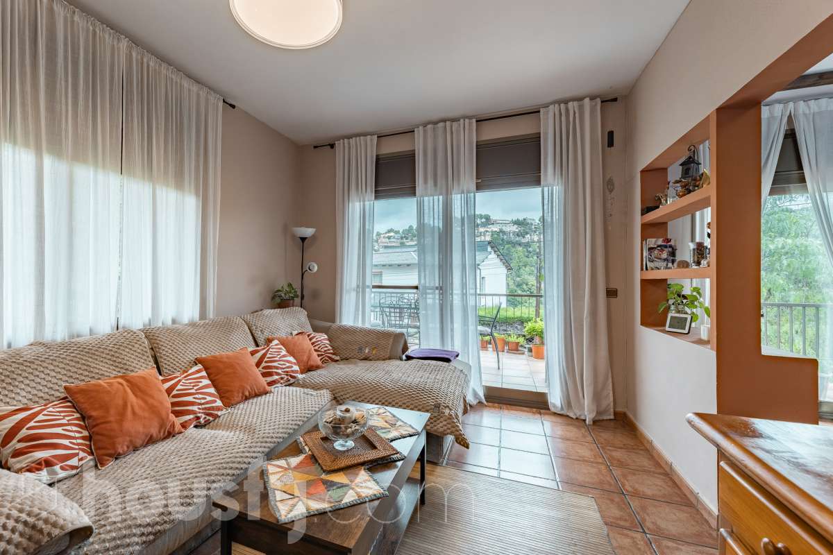 Housfy vende encantadora casa familiar con jardín y piscina en Cervelló Ubicada en una zona tranquila de Cervelló, esta propiedad destaca por sus amplios espacios y sus agradables zonas exteriores, que incluyen jardín, zona de huerto y piscina privada. La vivienda cuenta con 239 m² construidos (verificados con la Dirección General de Catastro). Además de estos metros, dispone de superficie adicional que ya se encuentra en trámite de regularización. La vivienda ofrece una distribución cómoda y funcional en tres plantas. La planta principal cuenta con un amplio salón-comedor conectado con la cocina y con salida a una agradable terraza, además de dos dormitorios y un baño. La cocina incorpora además una cocina de leña, que aporta un toque tradicional y acogedor a la vivienda. En la planta superior encontramos dos habitaciones, una de ellas con vestidor, y un segundo baño. La planta inferior está destinada a garaje y dispone además de trastero y lavadero independiente. Características específicas: -Piscina privada -Trastero -Garaje -Jardín privado y zona de huerto -Terraza -Calefacción -Cocina de leña -Con buenas vistas Zona y entorno La propiedad se encuentra en Cervelló, municipio de Barcelona, en una zona residencial tranquila y rodeada de naturaleza. Dispone de servicios y transporte público en las proximidades, así como de buena comunicación con Barcelona, combinando la tranquilidad de la zona con la cercanía a la ciudad. Aviso legal El precio de venta no incluye gastos de la compraventa como notaría, registro, impuestos, ni tampoco honorarios agencia. Esta publicación no es vinculante. Consulta siempre la nota simple con Housfy antes de formalizar la compraventa. Sobre nosotros Housfy es la plataforma integral de servicios inmobiliarios. Nuestra combinación de expertos y tecnología pone al alcance de todo el mundo servicios cómodos, claros y seguros. AICAT número: 7922. Nos encargamos de la gestión y asesoramiento de la compra. ¡Olvídate de todo! Hacemos los trámites por ti. Y, si además necesitas financiación, ponemos a tu disposición un bróker hipotecario para ayudarte a conseguir las mejores condiciones para tu perfil económico. ¿Quieres visitarla? Contacta con Housfy y agenda tu visita sin compromiso. Más información en: housfy.com En cumplimiento de la Ley 8/2026 en Cataluña, el certificado de presencia o ausencia de amianto se encuentra en proceso de tramitación.-5