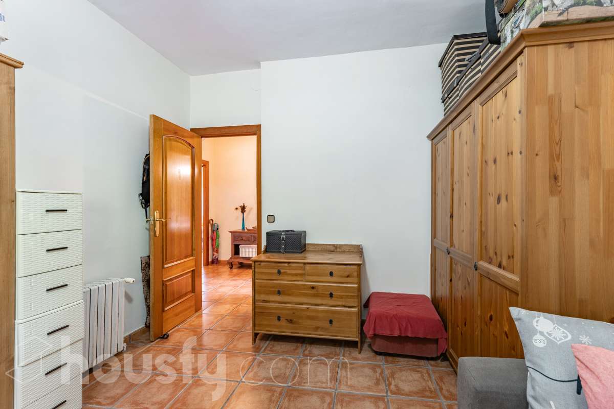 Housfy vende encantadora casa familiar con jardín y piscina en Cervelló Ubicada en una zona tranquila de Cervelló, esta propiedad destaca por sus amplios espacios y sus agradables zonas exteriores, que incluyen jardín, zona de huerto y piscina privada. La vivienda cuenta con 239 m² construidos (verificados con la Dirección General de Catastro). Además de estos metros, dispone de superficie adicional que ya se encuentra en trámite de regularización. La vivienda ofrece una distribución cómoda y funcional en tres plantas. La planta principal cuenta con un amplio salón-comedor conectado con la cocina y con salida a una agradable terraza, además de dos dormitorios y un baño. La cocina incorpora además una cocina de leña, que aporta un toque tradicional y acogedor a la vivienda. En la planta superior encontramos dos habitaciones, una de ellas con vestidor, y un segundo baño. La planta inferior está destinada a garaje y dispone además de trastero y lavadero independiente. Características específicas: -Piscina privada -Trastero -Garaje -Jardín privado y zona de huerto -Terraza -Calefacción -Cocina de leña -Con buenas vistas Zona y entorno La propiedad se encuentra en Cervelló, municipio de Barcelona, en una zona residencial tranquila y rodeada de naturaleza. Dispone de servicios y transporte público en las proximidades, así como de buena comunicación con Barcelona, combinando la tranquilidad de la zona con la cercanía a la ciudad. Aviso legal El precio de venta no incluye gastos de la compraventa como notaría, registro, impuestos, ni tampoco honorarios agencia. Esta publicación no es vinculante. Consulta siempre la nota simple con Housfy antes de formalizar la compraventa. Sobre nosotros Housfy es la plataforma integral de servicios inmobiliarios. Nuestra combinación de expertos y tecnología pone al alcance de todo el mundo servicios cómodos, claros y seguros. AICAT número: 7922. Nos encargamos de la gestión y asesoramiento de la compra. ¡Olvídate de todo! Hacemos los trámites por ti. Y, si además necesitas financiación, ponemos a tu disposición un bróker hipotecario para ayudarte a conseguir las mejores condiciones para tu perfil económico. ¿Quieres visitarla? Contacta con Housfy y agenda tu visita sin compromiso. Más información en: housfy.com En cumplimiento de la Ley 8/2026 en Cataluña, el certificado de presencia o ausencia de amianto se encuentra en proceso de tramitación.-23
