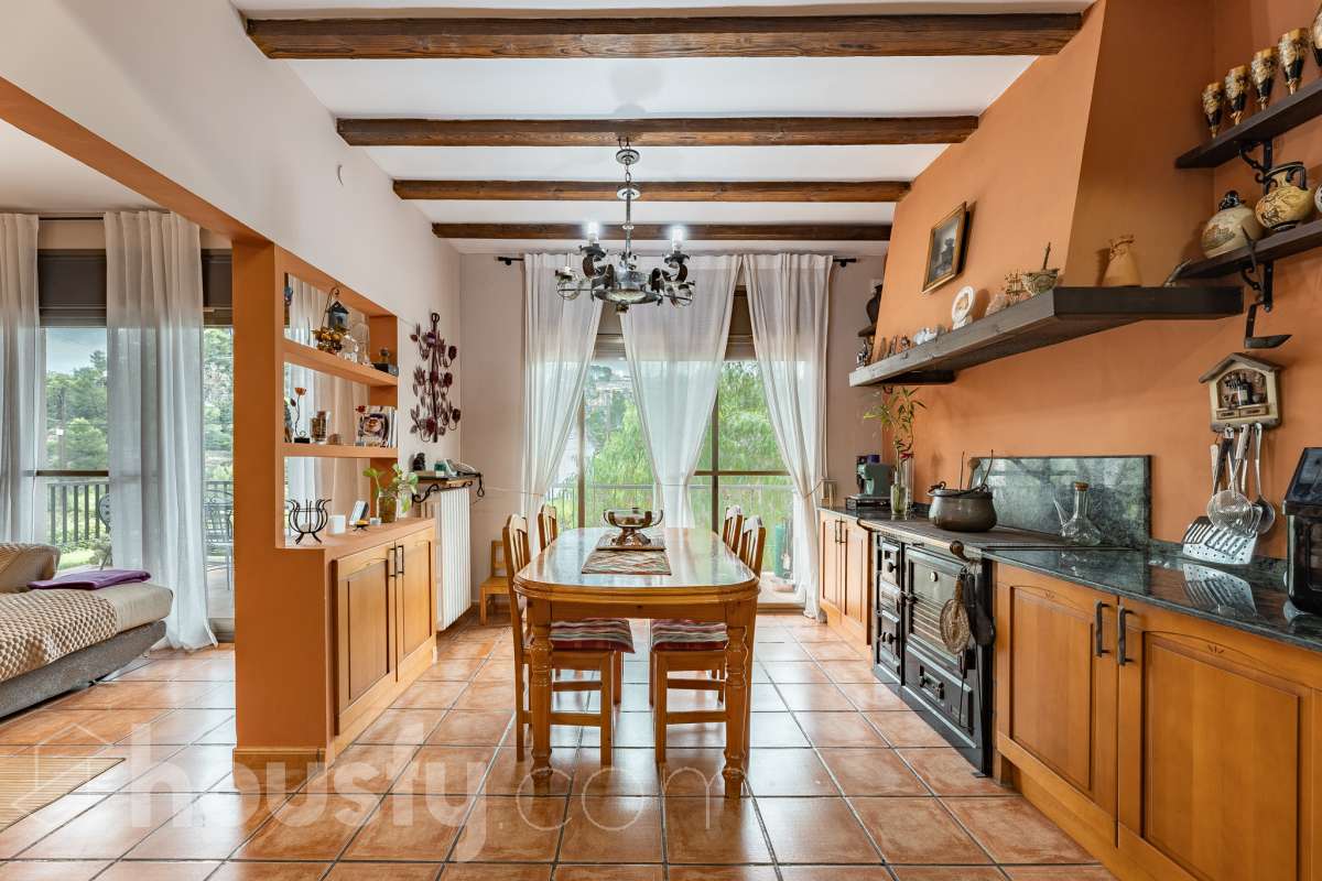 Housfy vende encantadora casa familiar con jardín y piscina en Cervelló Ubicada en una zona tranquila de Cervelló, esta propiedad destaca por sus amplios espacios y sus agradables zonas exteriores, que incluyen jardín, zona de huerto y piscina privada. La vivienda cuenta con 239 m² construidos (verificados con la Dirección General de Catastro). Además de estos metros, dispone de superficie adicional que ya se encuentra en trámite de regularización. La vivienda ofrece una distribución cómoda y funcional en tres plantas. La planta principal cuenta con un amplio salón-comedor conectado con la cocina y con salida a una agradable terraza, además de dos dormitorios y un baño. La cocina incorpora además una cocina de leña, que aporta un toque tradicional y acogedor a la vivienda. En la planta superior encontramos dos habitaciones, una de ellas con vestidor, y un segundo baño. La planta inferior está destinada a garaje y dispone además de trastero y lavadero independiente. Características específicas: -Piscina privada -Trastero -Garaje -Jardín privado y zona de huerto -Terraza -Calefacción -Cocina de leña -Con buenas vistas Zona y entorno La propiedad se encuentra en Cervelló, municipio de Barcelona, en una zona residencial tranquila y rodeada de naturaleza. Dispone de servicios y transporte público en las proximidades, así como de buena comunicación con Barcelona, combinando la tranquilidad de la zona con la cercanía a la ciudad. Aviso legal El precio de venta no incluye gastos de la compraventa como notaría, registro, impuestos, ni tampoco honorarios agencia. Esta publicación no es vinculante. Consulta siempre la nota simple con Housfy antes de formalizar la compraventa. Sobre nosotros Housfy es la plataforma integral de servicios inmobiliarios. Nuestra combinación de expertos y tecnología pone al alcance de todo el mundo servicios cómodos, claros y seguros. AICAT número: 7922. Nos encargamos de la gestión y asesoramiento de la compra. ¡Olvídate de todo! Hacemos los trámites por ti. Y, si además necesitas financiación, ponemos a tu disposición un bróker hipotecario para ayudarte a conseguir las mejores condiciones para tu perfil económico. ¿Quieres visitarla? Contacta con Housfy y agenda tu visita sin compromiso. Más información en: housfy.com En cumplimiento de la Ley 8/2026 en Cataluña, el certificado de presencia o ausencia de amianto se encuentra en proceso de tramitación.-12