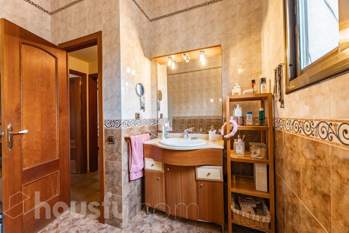 Housfy vende encantadora casa familiar con jardín y piscina en Cervelló Ubicada en una zona tranquila de Cervelló, esta propiedad destaca por sus amplios espacios y sus agradables zonas exteriores, que incluyen jardín, zona de huerto y piscina privada. La vivienda cuenta con 239 m² construidos (verificados con la Dirección General de Catastro). Además de estos metros, dispone de superficie adicional que ya se encuentra en trámite de regularización. La vivienda ofrece una distribución cómoda y funcional en tres plantas. La planta principal cuenta con un amplio salón-comedor conectado con la cocina y con salida a una agradable terraza, además de dos dormitorios y un baño. La cocina incorpora además una cocina de leña, que aporta un toque tradicional y acogedor a la vivienda. En la planta superior encontramos dos habitaciones, una de ellas con vestidor, y un segundo baño. La planta inferior está destinada a garaje y dispone además de trastero y lavadero independiente. Características específicas: -Piscina privada -Trastero -Garaje -Jardín privado y zona de huerto -Terraza -Calefacción -Cocina de leña -Con buenas vistas Zona y entorno La propiedad se encuentra en Cervelló, municipio de Barcelona, en una zona residencial tranquila y rodeada de naturaleza. Dispone de servicios y transporte público en las proximidades, así como de buena comunicación con Barcelona, combinando la tranquilidad de la zona con la cercanía a la ciudad. Aviso legal El precio de venta no incluye gastos de la compraventa como notaría, registro, impuestos, ni tampoco honorarios agencia. Esta publicación no es vinculante. Consulta siempre la nota simple con Housfy antes de formalizar la compraventa. Sobre nosotros Housfy es la plataforma integral de servicios inmobiliarios. Nuestra combinación de expertos y tecnología pone al alcance de todo el mundo servicios cómodos, claros y seguros. AICAT número: 7922. Nos encargamos de la gestión y asesoramiento de la compra. ¡Olvídate de todo! Hacemos los trámites por ti. Y, si además necesitas financiación, ponemos a tu disposición un bróker hipotecario para ayudarte a conseguir las mejores condiciones para tu perfil económico. ¿Quieres visitarla? Contacta con Housfy y agenda tu visita sin compromiso. Más información en: housfy.com En cumplimiento de la Ley 8/2026 en Cataluña, el certificado de presencia o ausencia de amianto se encuentra en proceso de tramitación.-35