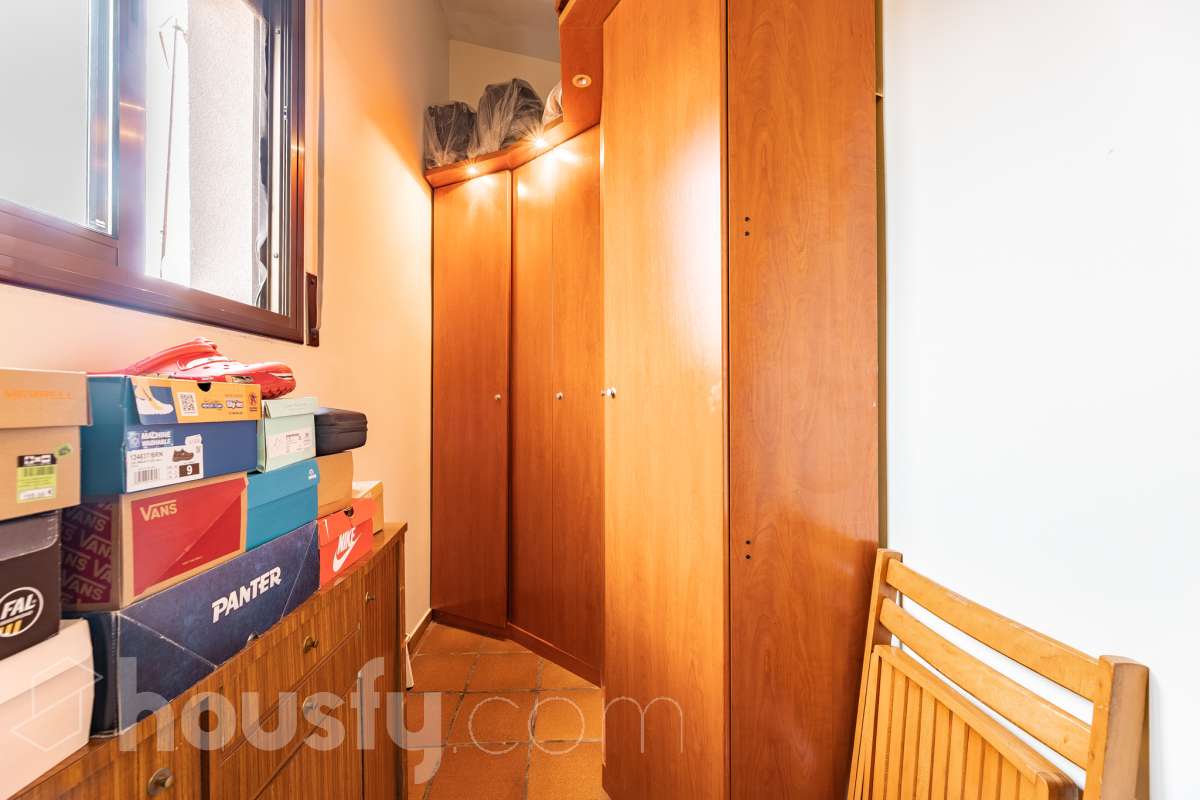 Housfy vende encantadora casa familiar con jardín y piscina en Cervelló Ubicada en una zona tranquila de Cervelló, esta propiedad destaca por sus amplios espacios y sus agradables zonas exteriores, que incluyen jardín, zona de huerto y piscina privada. La vivienda cuenta con 239 m² construidos (verificados con la Dirección General de Catastro). Además de estos metros, dispone de superficie adicional que ya se encuentra en trámite de regularización. La vivienda ofrece una distribución cómoda y funcional en tres plantas. La planta principal cuenta con un amplio salón-comedor conectado con la cocina y con salida a una agradable terraza, además de dos dormitorios y un baño. La cocina incorpora además una cocina de leña, que aporta un toque tradicional y acogedor a la vivienda. En la planta superior encontramos dos habitaciones, una de ellas con vestidor, y un segundo baño. La planta inferior está destinada a garaje y dispone además de trastero y lavadero independiente. Características específicas: -Piscina privada -Trastero -Garaje -Jardín privado y zona de huerto -Terraza -Calefacción -Cocina de leña -Con buenas vistas Zona y entorno La propiedad se encuentra en Cervelló, municipio de Barcelona, en una zona residencial tranquila y rodeada de naturaleza. Dispone de servicios y transporte público en las proximidades, así como de buena comunicación con Barcelona, combinando la tranquilidad de la zona con la cercanía a la ciudad. Aviso legal El precio de venta no incluye gastos de la compraventa como notaría, registro, impuestos, ni tampoco honorarios agencia. Esta publicación no es vinculante. Consulta siempre la nota simple con Housfy antes de formalizar la compraventa. Sobre nosotros Housfy es la plataforma integral de servicios inmobiliarios. Nuestra combinación de expertos y tecnología pone al alcance de todo el mundo servicios cómodos, claros y seguros. AICAT número: 7922. Nos encargamos de la gestión y asesoramiento de la compra. ¡Olvídate de todo! Hacemos los trámites por ti. Y, si además necesitas financiación, ponemos a tu disposición un bróker hipotecario para ayudarte a conseguir las mejores condiciones para tu perfil económico. ¿Quieres visitarla? Contacta con Housfy y agenda tu visita sin compromiso. Más información en: housfy.com En cumplimiento de la Ley 8/2026 en Cataluña, el certificado de presencia o ausencia de amianto se encuentra en proceso de tramitación.-28