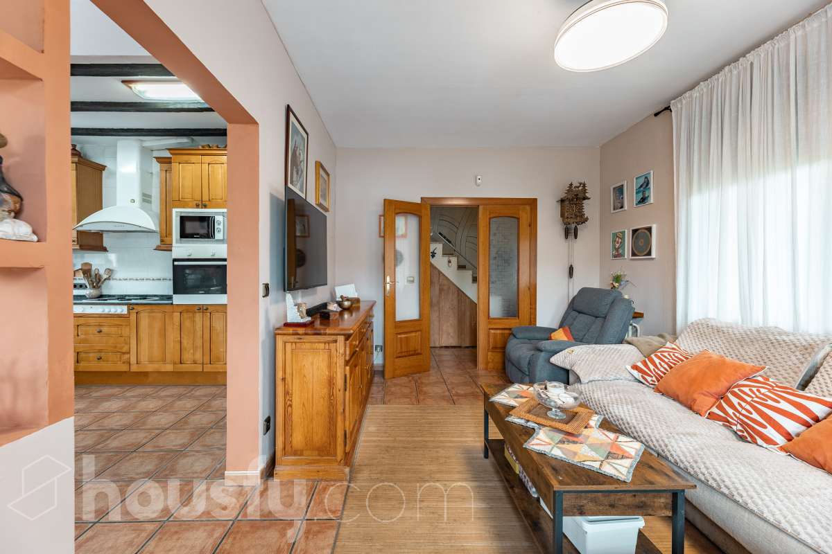 Housfy vende encantadora casa familiar con jardín y piscina en Cervelló Ubicada en una zona tranquila de Cervelló, esta propiedad destaca por sus amplios espacios y sus agradables zonas exteriores, que incluyen jardín, zona de huerto y piscina privada. La vivienda cuenta con 239 m² construidos (verificados con la Dirección General de Catastro). Además de estos metros, dispone de superficie adicional que ya se encuentra en trámite de regularización. La vivienda ofrece una distribución cómoda y funcional en tres plantas. La planta principal cuenta con un amplio salón-comedor conectado con la cocina y con salida a una agradable terraza, además de dos dormitorios y un baño. La cocina incorpora además una cocina de leña, que aporta un toque tradicional y acogedor a la vivienda. En la planta superior encontramos dos habitaciones, una de ellas con vestidor, y un segundo baño. La planta inferior está destinada a garaje y dispone además de trastero y lavadero independiente. Características específicas: -Piscina privada -Trastero -Garaje -Jardín privado y zona de huerto -Terraza -Calefacción -Cocina de leña -Con buenas vistas Zona y entorno La propiedad se encuentra en Cervelló, municipio de Barcelona, en una zona residencial tranquila y rodeada de naturaleza. Dispone de servicios y transporte público en las proximidades, así como de buena comunicación con Barcelona, combinando la tranquilidad de la zona con la cercanía a la ciudad. Aviso legal El precio de venta no incluye gastos de la compraventa como notaría, registro, impuestos, ni tampoco honorarios agencia. Esta publicación no es vinculante. Consulta siempre la nota simple con Housfy antes de formalizar la compraventa. Sobre nosotros Housfy es la plataforma integral de servicios inmobiliarios. Nuestra combinación de expertos y tecnología pone al alcance de todo el mundo servicios cómodos, claros y seguros. AICAT número: 7922. Nos encargamos de la gestión y asesoramiento de la compra. ¡Olvídate de todo! Hacemos los trámites por ti. Y, si además necesitas financiación, ponemos a tu disposición un bróker hipotecario para ayudarte a conseguir las mejores condiciones para tu perfil económico. ¿Quieres visitarla? Contacta con Housfy y agenda tu visita sin compromiso. Más información en: housfy.com En cumplimiento de la Ley 8/2026 en Cataluña, el certificado de presencia o ausencia de amianto se encuentra en proceso de tramitación.-7
