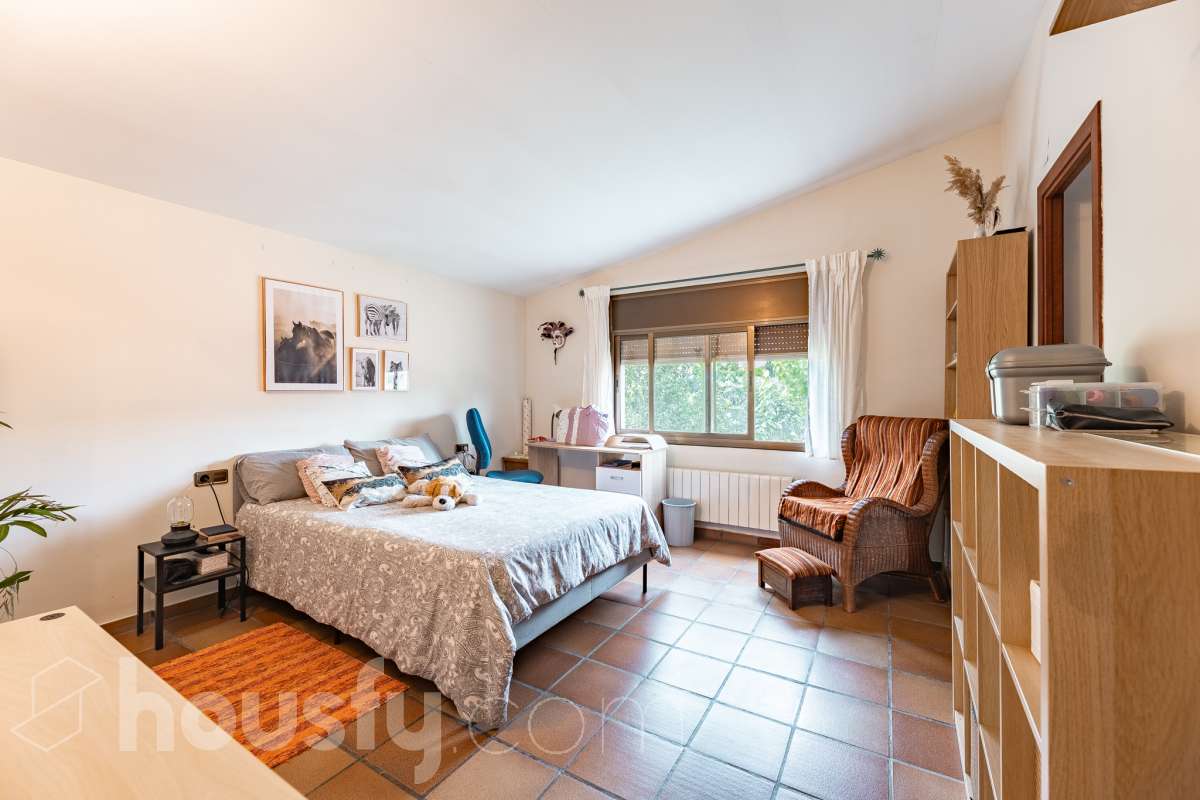 Housfy vende encantadora casa familiar con jardín y piscina en Cervelló Ubicada en una zona tranquila de Cervelló, esta propiedad destaca por sus amplios espacios y sus agradables zonas exteriores, que incluyen jardín, zona de huerto y piscina privada. La vivienda cuenta con 239 m² construidos (verificados con la Dirección General de Catastro). Además de estos metros, dispone de superficie adicional que ya se encuentra en trámite de regularización. La vivienda ofrece una distribución cómoda y funcional en tres plantas. La planta principal cuenta con un amplio salón-comedor conectado con la cocina y con salida a una agradable terraza, además de dos dormitorios y un baño. La cocina incorpora además una cocina de leña, que aporta un toque tradicional y acogedor a la vivienda. En la planta superior encontramos dos habitaciones, una de ellas con vestidor, y un segundo baño. La planta inferior está destinada a garaje y dispone además de trastero y lavadero independiente. Características específicas: -Piscina privada -Trastero -Garaje -Jardín privado y zona de huerto -Terraza -Calefacción -Cocina de leña -Con buenas vistas Zona y entorno La propiedad se encuentra en Cervelló, municipio de Barcelona, en una zona residencial tranquila y rodeada de naturaleza. Dispone de servicios y transporte público en las proximidades, así como de buena comunicación con Barcelona, combinando la tranquilidad de la zona con la cercanía a la ciudad. Aviso legal El precio de venta no incluye gastos de la compraventa como notaría, registro, impuestos, ni tampoco honorarios agencia. Esta publicación no es vinculante. Consulta siempre la nota simple con Housfy antes de formalizar la compraventa. Sobre nosotros Housfy es la plataforma integral de servicios inmobiliarios. Nuestra combinación de expertos y tecnología pone al alcance de todo el mundo servicios cómodos, claros y seguros. AICAT número: 7922. Nos encargamos de la gestión y asesoramiento de la compra. ¡Olvídate de todo! Hacemos los trámites por ti. Y, si además necesitas financiación, ponemos a tu disposición un bróker hipotecario para ayudarte a conseguir las mejores condiciones para tu perfil económico. ¿Quieres visitarla? Contacta con Housfy y agenda tu visita sin compromiso. Más información en: housfy.com En cumplimiento de la Ley 8/2026 en Cataluña, el certificado de presencia o ausencia de amianto se encuentra en proceso de tramitación.-24