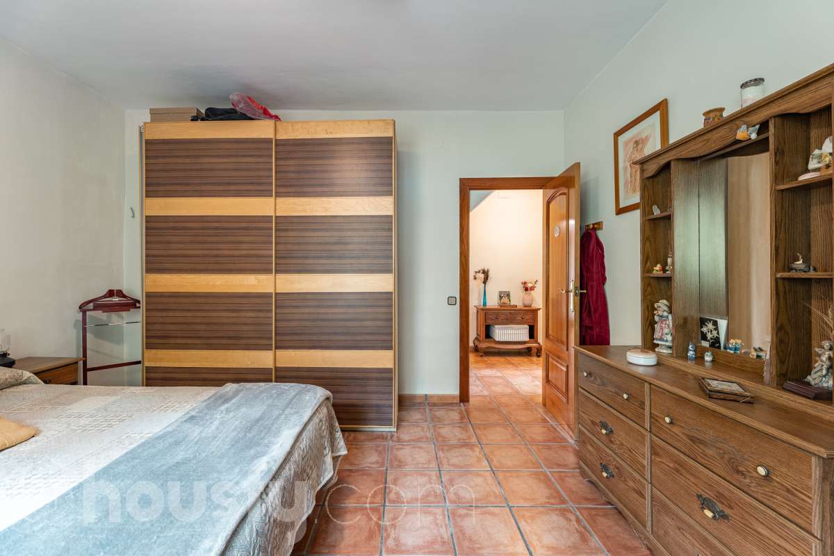 Housfy vende encantadora casa familiar con jardín y piscina en Cervelló Ubicada en una zona tranquila de Cervelló, esta propiedad destaca por sus amplios espacios y sus agradables zonas exteriores, que incluyen jardín, zona de huerto y piscina privada. La vivienda cuenta con 239 m² construidos (verificados con la Dirección General de Catastro). Además de estos metros, dispone de superficie adicional que ya se encuentra en trámite de regularización. La vivienda ofrece una distribución cómoda y funcional en tres plantas. La planta principal cuenta con un amplio salón-comedor conectado con la cocina y con salida a una agradable terraza, además de dos dormitorios y un baño. La cocina incorpora además una cocina de leña, que aporta un toque tradicional y acogedor a la vivienda. En la planta superior encontramos dos habitaciones, una de ellas con vestidor, y un segundo baño. La planta inferior está destinada a garaje y dispone además de trastero y lavadero independiente. Características específicas: -Piscina privada -Trastero -Garaje -Jardín privado y zona de huerto -Terraza -Calefacción -Cocina de leña -Con buenas vistas Zona y entorno La propiedad se encuentra en Cervelló, municipio de Barcelona, en una zona residencial tranquila y rodeada de naturaleza. Dispone de servicios y transporte público en las proximidades, así como de buena comunicación con Barcelona, combinando la tranquilidad de la zona con la cercanía a la ciudad. Aviso legal El precio de venta no incluye gastos de la compraventa como notaría, registro, impuestos, ni tampoco honorarios agencia. Esta publicación no es vinculante. Consulta siempre la nota simple con Housfy antes de formalizar la compraventa. Sobre nosotros Housfy es la plataforma integral de servicios inmobiliarios. Nuestra combinación de expertos y tecnología pone al alcance de todo el mundo servicios cómodos, claros y seguros. AICAT número: 7922. Nos encargamos de la gestión y asesoramiento de la compra. ¡Olvídate de todo! Hacemos los trámites por ti. Y, si además necesitas financiación, ponemos a tu disposición un bróker hipotecario para ayudarte a conseguir las mejores condiciones para tu perfil económico. ¿Quieres visitarla? Contacta con Housfy y agenda tu visita sin compromiso. Más información en: housfy.com En cumplimiento de la Ley 8/2026 en Cataluña, el certificado de presencia o ausencia de amianto se encuentra en proceso de tramitación.-21