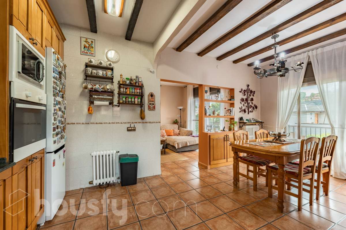 Housfy vende encantadora casa familiar con jardín y piscina en Cervelló Ubicada en una zona tranquila de Cervelló, esta propiedad destaca por sus amplios espacios y sus agradables zonas exteriores, que incluyen jardín, zona de huerto y piscina privada. La vivienda cuenta con 239 m² construidos (verificados con la Dirección General de Catastro). Además de estos metros, dispone de superficie adicional que ya se encuentra en trámite de regularización. La vivienda ofrece una distribución cómoda y funcional en tres plantas. La planta principal cuenta con un amplio salón-comedor conectado con la cocina y con salida a una agradable terraza, además de dos dormitorios y un baño. La cocina incorpora además una cocina de leña, que aporta un toque tradicional y acogedor a la vivienda. En la planta superior encontramos dos habitaciones, una de ellas con vestidor, y un segundo baño. La planta inferior está destinada a garaje y dispone además de trastero y lavadero independiente. Características específicas: -Piscina privada -Trastero -Garaje -Jardín privado y zona de huerto -Terraza -Calefacción -Cocina de leña -Con buenas vistas Zona y entorno La propiedad se encuentra en Cervelló, municipio de Barcelona, en una zona residencial tranquila y rodeada de naturaleza. Dispone de servicios y transporte público en las proximidades, así como de buena comunicación con Barcelona, combinando la tranquilidad de la zona con la cercanía a la ciudad. Aviso legal El precio de venta no incluye gastos de la compraventa como notaría, registro, impuestos, ni tampoco honorarios agencia. Esta publicación no es vinculante. Consulta siempre la nota simple con Housfy antes de formalizar la compraventa. Sobre nosotros Housfy es la plataforma integral de servicios inmobiliarios. Nuestra combinación de expertos y tecnología pone al alcance de todo el mundo servicios cómodos, claros y seguros. AICAT número: 7922. Nos encargamos de la gestión y asesoramiento de la compra. ¡Olvídate de todo! Hacemos los trámites por ti. Y, si además necesitas financiación, ponemos a tu disposición un bróker hipotecario para ayudarte a conseguir las mejores condiciones para tu perfil económico. ¿Quieres visitarla? Contacta con Housfy y agenda tu visita sin compromiso. Más información en: housfy.com En cumplimiento de la Ley 8/2026 en Cataluña, el certificado de presencia o ausencia de amianto se encuentra en proceso de tramitación.-13