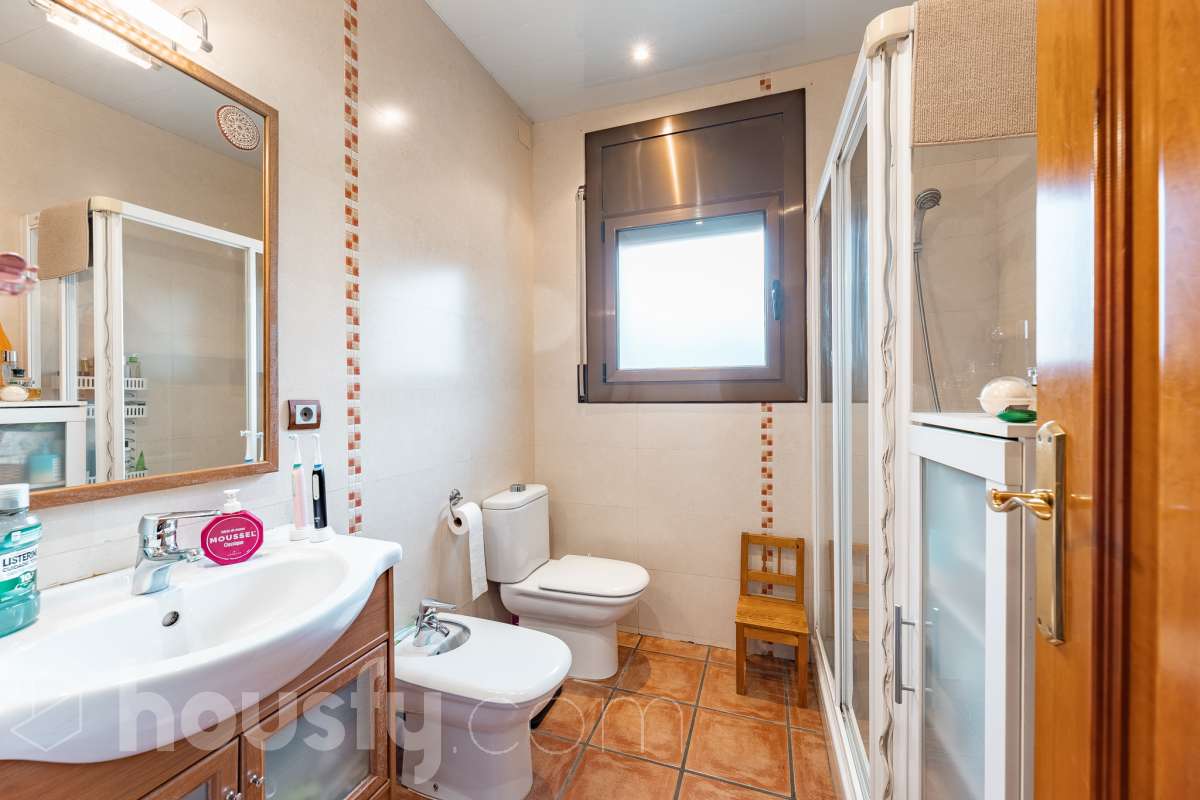 Housfy vende encantadora casa familiar con jardín y piscina en Cervelló Ubicada en una zona tranquila de Cervelló, esta propiedad destaca por sus amplios espacios y sus agradables zonas exteriores, que incluyen jardín, zona de huerto y piscina privada. La vivienda cuenta con 239 m² construidos (verificados con la Dirección General de Catastro). Además de estos metros, dispone de superficie adicional que ya se encuentra en trámite de regularización. La vivienda ofrece una distribución cómoda y funcional en tres plantas. La planta principal cuenta con un amplio salón-comedor conectado con la cocina y con salida a una agradable terraza, además de dos dormitorios y un baño. La cocina incorpora además una cocina de leña, que aporta un toque tradicional y acogedor a la vivienda. En la planta superior encontramos dos habitaciones, una de ellas con vestidor, y un segundo baño. La planta inferior está destinada a garaje y dispone además de trastero y lavadero independiente. Características específicas: -Piscina privada -Trastero -Garaje -Jardín privado y zona de huerto -Terraza -Calefacción -Cocina de leña -Con buenas vistas Zona y entorno La propiedad se encuentra en Cervelló, municipio de Barcelona, en una zona residencial tranquila y rodeada de naturaleza. Dispone de servicios y transporte público en las proximidades, así como de buena comunicación con Barcelona, combinando la tranquilidad de la zona con la cercanía a la ciudad. Aviso legal El precio de venta no incluye gastos de la compraventa como notaría, registro, impuestos, ni tampoco honorarios agencia. Esta publicación no es vinculante. Consulta siempre la nota simple con Housfy antes de formalizar la compraventa. Sobre nosotros Housfy es la plataforma integral de servicios inmobiliarios. Nuestra combinación de expertos y tecnología pone al alcance de todo el mundo servicios cómodos, claros y seguros. AICAT número: 7922. Nos encargamos de la gestión y asesoramiento de la compra. ¡Olvídate de todo! Hacemos los trámites por ti. Y, si además necesitas financiación, ponemos a tu disposición un bróker hipotecario para ayudarte a conseguir las mejores condiciones para tu perfil económico. ¿Quieres visitarla? Contacta con Housfy y agenda tu visita sin compromiso. Más información en: housfy.com En cumplimiento de la Ley 8/2026 en Cataluña, el certificado de presencia o ausencia de amianto se encuentra en proceso de tramitación.-31