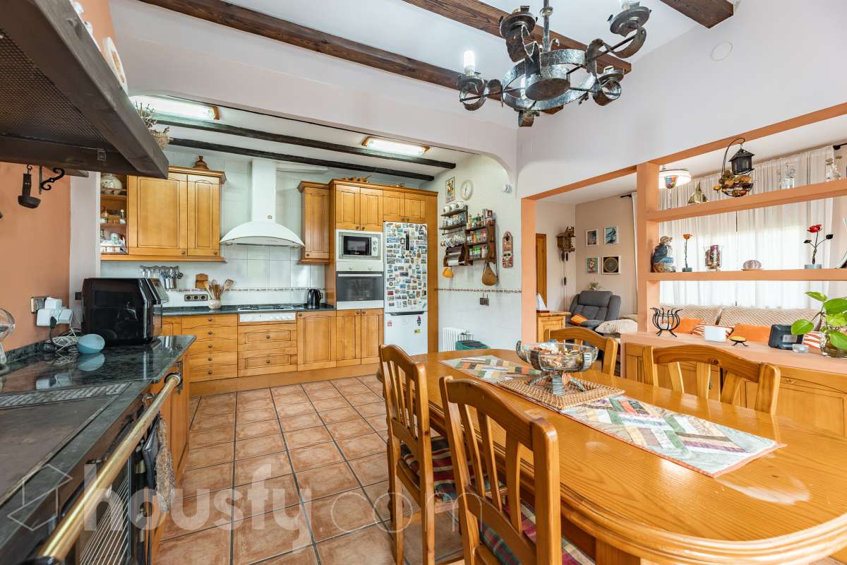 Housfy vende encantadora casa familiar con jardín y piscina en Cervelló Ubicada en una zona tranquila de Cervelló, esta propiedad destaca por sus amplios espacios y sus agradables zonas exteriores, que incluyen jardín, zona de huerto y piscina privada. La vivienda cuenta con 239 m² construidos (verificados con la Dirección General de Catastro). Además de estos metros, dispone de superficie adicional que ya se encuentra en trámite de regularización. La vivienda ofrece una distribución cómoda y funcional en tres plantas. La planta principal cuenta con un amplio salón-comedor conectado con la cocina y con salida a una agradable terraza, además de dos dormitorios y un baño. La cocina incorpora además una cocina de leña, que aporta un toque tradicional y acogedor a la vivienda. En la planta superior encontramos dos habitaciones, una de ellas con vestidor, y un segundo baño. La planta inferior está destinada a garaje y dispone además de trastero y lavadero independiente. Características específicas: -Piscina privada -Trastero -Garaje -Jardín privado y zona de huerto -Terraza -Calefacción -Cocina de leña -Con buenas vistas Zona y entorno La propiedad se encuentra en Cervelló, municipio de Barcelona, en una zona residencial tranquila y rodeada de naturaleza. Dispone de servicios y transporte público en las proximidades, así como de buena comunicación con Barcelona, combinando la tranquilidad de la zona con la cercanía a la ciudad. Aviso legal El precio de venta no incluye gastos de la compraventa como notaría, registro, impuestos, ni tampoco honorarios agencia. Esta publicación no es vinculante. Consulta siempre la nota simple con Housfy antes de formalizar la compraventa. Sobre nosotros Housfy es la plataforma integral de servicios inmobiliarios. Nuestra combinación de expertos y tecnología pone al alcance de todo el mundo servicios cómodos, claros y seguros. AICAT número: 7922. Nos encargamos de la gestión y asesoramiento de la compra. ¡Olvídate de todo! Hacemos los trámites por ti. Y, si además necesitas financiación, ponemos a tu disposición un bróker hipotecario para ayudarte a conseguir las mejores condiciones para tu perfil económico. ¿Quieres visitarla? Contacta con Housfy y agenda tu visita sin compromiso. Más información en: housfy.com En cumplimiento de la Ley 8/2026 en Cataluña, el certificado de presencia o ausencia de amianto se encuentra en proceso de tramitación.-15