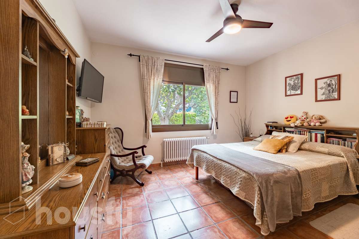 Housfy vende encantadora casa familiar con jardín y piscina en Cervelló Ubicada en una zona tranquila de Cervelló, esta propiedad destaca por sus amplios espacios y sus agradables zonas exteriores, que incluyen jardín, zona de huerto y piscina privada. La vivienda cuenta con 239 m² construidos (verificados con la Dirección General de Catastro). Además de estos metros, dispone de superficie adicional que ya se encuentra en trámite de regularización. La vivienda ofrece una distribución cómoda y funcional en tres plantas. La planta principal cuenta con un amplio salón-comedor conectado con la cocina y con salida a una agradable terraza, además de dos dormitorios y un baño. La cocina incorpora además una cocina de leña, que aporta un toque tradicional y acogedor a la vivienda. En la planta superior encontramos dos habitaciones, una de ellas con vestidor, y un segundo baño. La planta inferior está destinada a garaje y dispone además de trastero y lavadero independiente. Características específicas: -Piscina privada -Trastero -Garaje -Jardín privado y zona de huerto -Terraza -Calefacción -Cocina de leña -Con buenas vistas Zona y entorno La propiedad se encuentra en Cervelló, municipio de Barcelona, en una zona residencial tranquila y rodeada de naturaleza. Dispone de servicios y transporte público en las proximidades, así como de buena comunicación con Barcelona, combinando la tranquilidad de la zona con la cercanía a la ciudad. Aviso legal El precio de venta no incluye gastos de la compraventa como notaría, registro, impuestos, ni tampoco honorarios agencia. Esta publicación no es vinculante. Consulta siempre la nota simple con Housfy antes de formalizar la compraventa. Sobre nosotros Housfy es la plataforma integral de servicios inmobiliarios. Nuestra combinación de expertos y tecnología pone al alcance de todo el mundo servicios cómodos, claros y seguros. AICAT número: 7922. Nos encargamos de la gestión y asesoramiento de la compra. ¡Olvídate de todo! Hacemos los trámites por ti. Y, si además necesitas financiación, ponemos a tu disposición un bróker hipotecario para ayudarte a conseguir las mejores condiciones para tu perfil económico. ¿Quieres visitarla? Contacta con Housfy y agenda tu visita sin compromiso. Más información en: housfy.com En cumplimiento de la Ley 8/2026 en Cataluña, el certificado de presencia o ausencia de amianto se encuentra en proceso de tramitación.-20