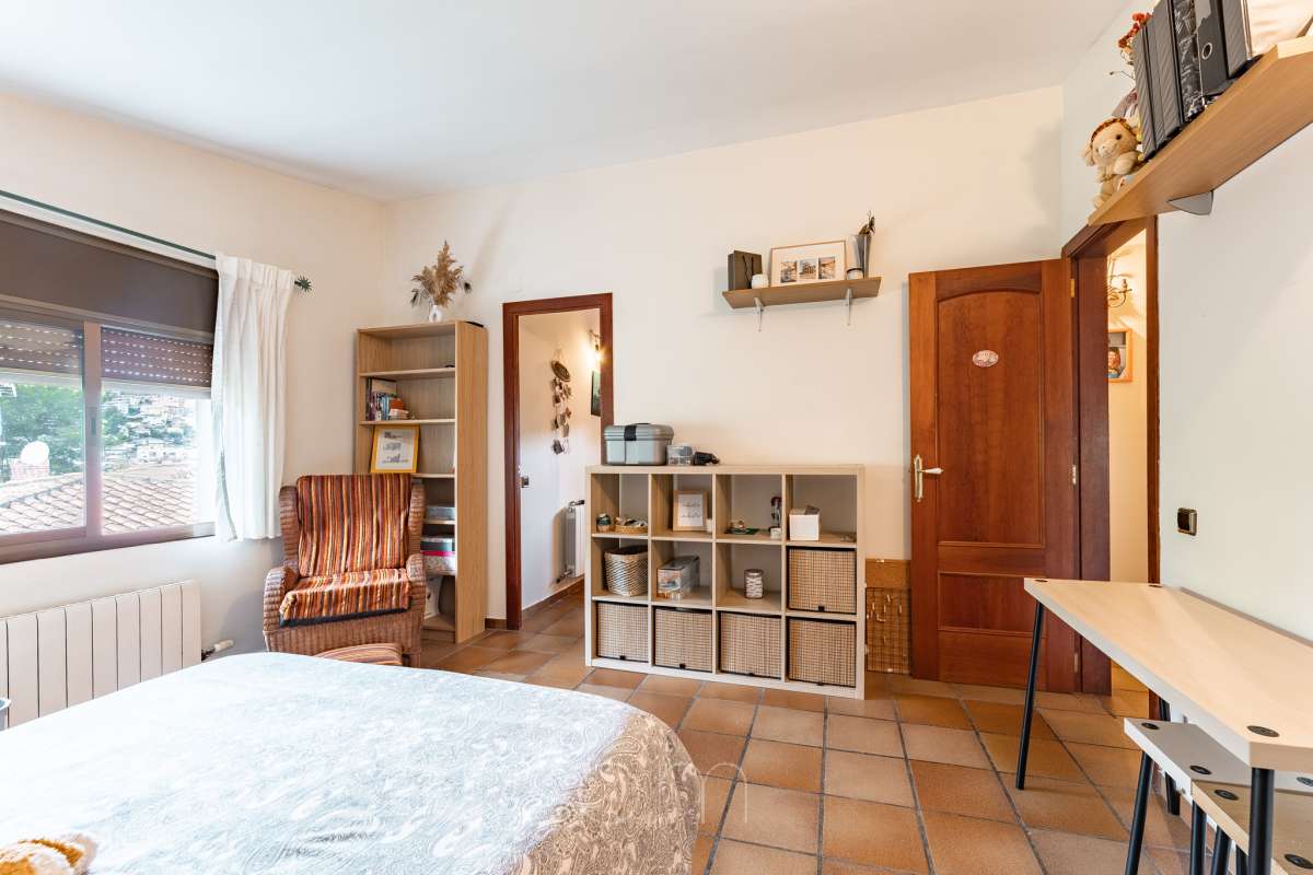 Housfy vende encantadora casa familiar con jardín y piscina en Cervelló Ubicada en una zona tranquila de Cervelló, esta propiedad destaca por sus amplios espacios y sus agradables zonas exteriores, que incluyen jardín, zona de huerto y piscina privada. La vivienda cuenta con 239 m² construidos (verificados con la Dirección General de Catastro). Además de estos metros, dispone de superficie adicional que ya se encuentra en trámite de regularización. La vivienda ofrece una distribución cómoda y funcional en tres plantas. La planta principal cuenta con un amplio salón-comedor conectado con la cocina y con salida a una agradable terraza, además de dos dormitorios y un baño. La cocina incorpora además una cocina de leña, que aporta un toque tradicional y acogedor a la vivienda. En la planta superior encontramos dos habitaciones, una de ellas con vestidor, y un segundo baño. La planta inferior está destinada a garaje y dispone además de trastero y lavadero independiente. Características específicas: -Piscina privada -Trastero -Garaje -Jardín privado y zona de huerto -Terraza -Calefacción -Cocina de leña -Con buenas vistas Zona y entorno La propiedad se encuentra en Cervelló, municipio de Barcelona, en una zona residencial tranquila y rodeada de naturaleza. Dispone de servicios y transporte público en las proximidades, así como de buena comunicación con Barcelona, combinando la tranquilidad de la zona con la cercanía a la ciudad. Aviso legal El precio de venta no incluye gastos de la compraventa como notaría, registro, impuestos, ni tampoco honorarios agencia. Esta publicación no es vinculante. Consulta siempre la nota simple con Housfy antes de formalizar la compraventa. Sobre nosotros Housfy es la plataforma integral de servicios inmobiliarios. Nuestra combinación de expertos y tecnología pone al alcance de todo el mundo servicios cómodos, claros y seguros. AICAT número: 7922. Nos encargamos de la gestión y asesoramiento de la compra. ¡Olvídate de todo! Hacemos los trámites por ti. Y, si además necesitas financiación, ponemos a tu disposición un bróker hipotecario para ayudarte a conseguir las mejores condiciones para tu perfil económico. ¿Quieres visitarla? Contacta con Housfy y agenda tu visita sin compromiso. Más información en: housfy.com En cumplimiento de la Ley 8/2026 en Cataluña, el certificado de presencia o ausencia de amianto se encuentra en proceso de tramitación.-26