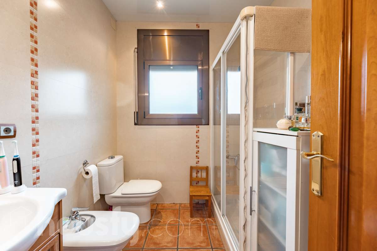 Housfy vende encantadora casa familiar con jardín y piscina en Cervelló Ubicada en una zona tranquila de Cervelló, esta propiedad destaca por sus amplios espacios y sus agradables zonas exteriores, que incluyen jardín, zona de huerto y piscina privada. La vivienda cuenta con 239 m² construidos (verificados con la Dirección General de Catastro). Además de estos metros, dispone de superficie adicional que ya se encuentra en trámite de regularización. La vivienda ofrece una distribución cómoda y funcional en tres plantas. La planta principal cuenta con un amplio salón-comedor conectado con la cocina y con salida a una agradable terraza, además de dos dormitorios y un baño. La cocina incorpora además una cocina de leña, que aporta un toque tradicional y acogedor a la vivienda. En la planta superior encontramos dos habitaciones, una de ellas con vestidor, y un segundo baño. La planta inferior está destinada a garaje y dispone además de trastero y lavadero independiente. Características específicas: -Piscina privada -Trastero -Garaje -Jardín privado y zona de huerto -Terraza -Calefacción -Cocina de leña -Con buenas vistas Zona y entorno La propiedad se encuentra en Cervelló, municipio de Barcelona, en una zona residencial tranquila y rodeada de naturaleza. Dispone de servicios y transporte público en las proximidades, así como de buena comunicación con Barcelona, combinando la tranquilidad de la zona con la cercanía a la ciudad. Aviso legal El precio de venta no incluye gastos de la compraventa como notaría, registro, impuestos, ni tampoco honorarios agencia. Esta publicación no es vinculante. Consulta siempre la nota simple con Housfy antes de formalizar la compraventa. Sobre nosotros Housfy es la plataforma integral de servicios inmobiliarios. Nuestra combinación de expertos y tecnología pone al alcance de todo el mundo servicios cómodos, claros y seguros. AICAT número: 7922. Nos encargamos de la gestión y asesoramiento de la compra. ¡Olvídate de todo! Hacemos los trámites por ti. Y, si además necesitas financiación, ponemos a tu disposición un bróker hipotecario para ayudarte a conseguir las mejores condiciones para tu perfil económico. ¿Quieres visitarla? Contacta con Housfy y agenda tu visita sin compromiso. Más información en: housfy.com En cumplimiento de la Ley 8/2026 en Cataluña, el certificado de presencia o ausencia de amianto se encuentra en proceso de tramitación.-32