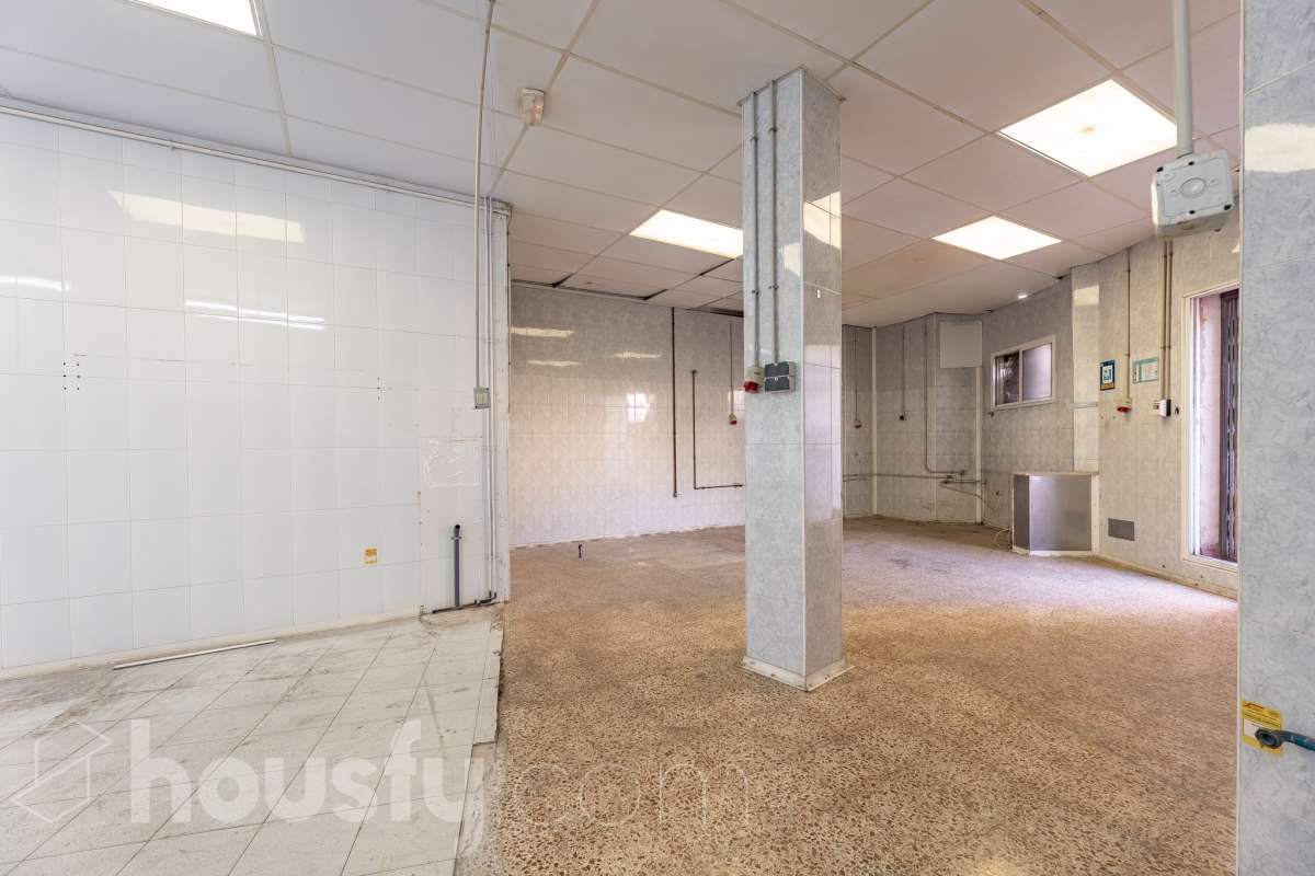 LOCAL CON PERMISO VIGENTE PARA CONVERTIRLO EN VIVIENDA, CON TERRAZA PRIVADA EN ZONA PEATONAL MUY CÉNTRICA Housfy comercializa este versátil espacio de 84 m² interiores más una espectacular terraza privada de 42 m² (datos de Catastro), ubicado en el centro neurálgico de Sant Feliu de Llobregat. Una oportunidad única, tanto para emprender tu negocio como para transformarlo en la casa de tus sueños. 🌟 Puntos fuertes de la propiedad: - Doble potencial: Úsalo como local/despacho o tramita un cambio de uso a vivienda (cuenta con Certificado Urbanístico favorable vigente hasta marzo de 2027) - Gran terraza: 42 m² privados, un auténtico lujo en pleno centro. - Opción de ampliación: Posibilidad de anexionarlo al piso superior (también en venta) para crear un impresionante dúplex. Llámanos para más información. - Lienzo en blanco: Requiere reforma integral; diseña el espacio exacto que necesitas sin pagar por reformas previas. 🗒️Características técnicas: - 84 m² interiores diáfanos (Construcción: 1984). - Escaparate de 4 metros a la calle y 6 metros de fachada interior a la terraza. - Baño completo con ducha + 1 aseo exterior. 📍 Ubicación inmejorable: En el centro de Sant Feliu. Ambiente de barrio tranquilo pero con todos los servicios, comercios, colegios a pie de calle. Excelente conexión con Renfe, Trambaix, autobuses y rápido acceso a la B-23 y A-2. Aviso legal El precio de venta no incluye gastos de la compraventa como notaría, registro, impuestos, ni tampoco honorarios agencia. Esta publicación no es vinculante. Consulta siempre la nota simple con Housfy antes de formalizar la compraventa. Sobre nosotros Housfy es la plataforma integral de servicios inmobiliarios. Nuestra combinación de expertos y tecnología pone al alcance de todo el mundo servicios cómodos, claros y seguros. AICAT número: 7922. Nos encargamos de la gestión y asesoramiento de la compra. ¡Olvídate de todo! Hacemos los trámites por ti. Y, si además necesitas financiación, ponemos a tu disposición un bróker hipotecario para ayudarte a conseguir las mejores condiciones para tu perfil económico. 📞 ¿Quieres visitarla? Contacta con Housfy y agenda tu visita sin compromiso. Más información en: housfy.com En cumplimiento de la Ley 8/2026 en Cataluña, el certificado de presencia o ausencia de amianto se encuentra en proceso de tramitación. Este anuncio contiene imágenes ilustrativas, con el objetivo de mostrar el potencial de la propiedad, y pueden diferir del resultado final.-3