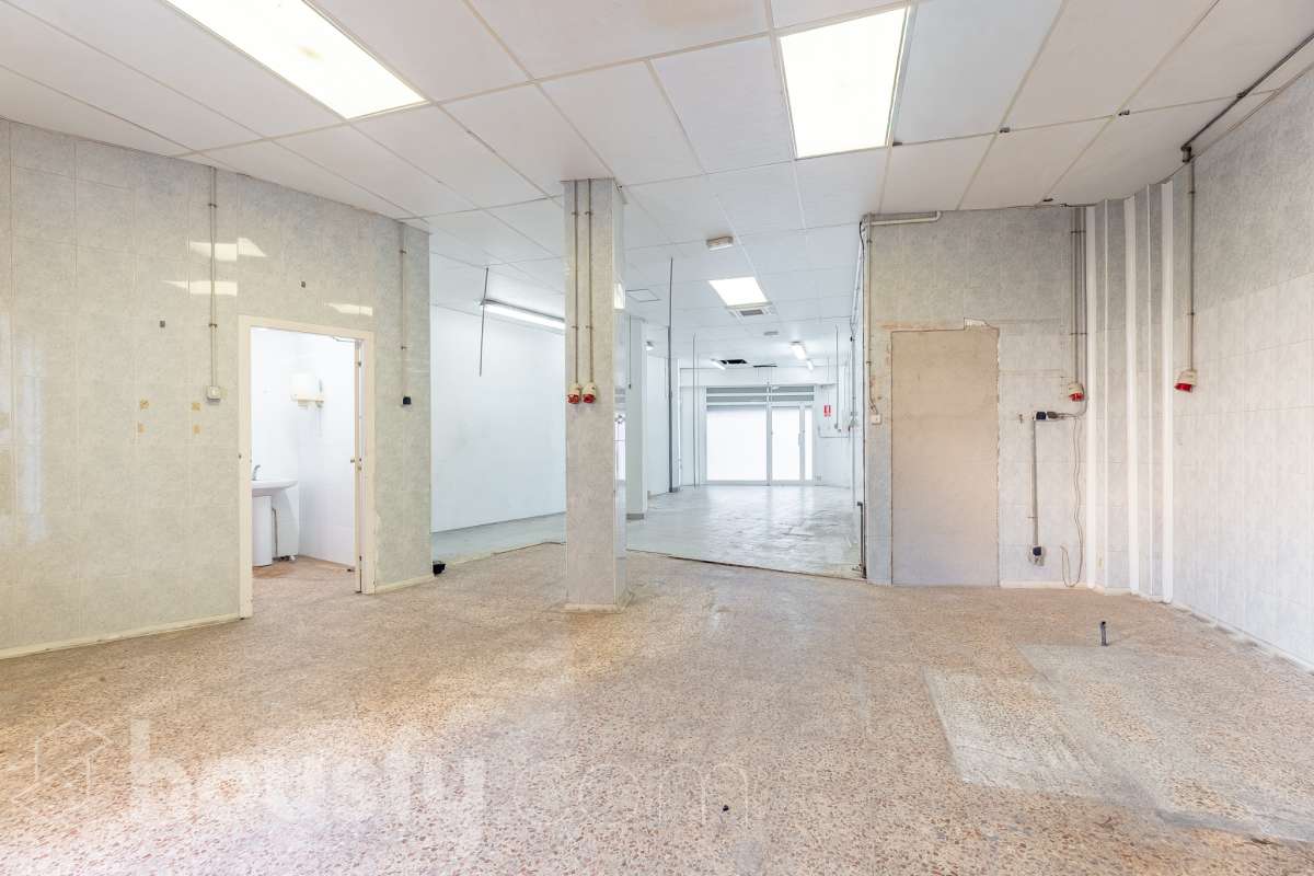 LOCAL CON PERMISO VIGENTE PARA CONVERTIRLO EN VIVIENDA, CON TERRAZA PRIVADA EN ZONA PEATONAL MUY CÉNTRICA Housfy comercializa este versátil espacio de 84 m² interiores más una espectacular terraza privada de 42 m² (datos de Catastro), ubicado en el centro neurálgico de Sant Feliu de Llobregat. Una oportunidad única, tanto para emprender tu negocio como para transformarlo en la casa de tus sueños. 🌟 Puntos fuertes de la propiedad: - Doble potencial: Úsalo como local/despacho o tramita un cambio de uso a vivienda (cuenta con Certificado Urbanístico favorable vigente hasta marzo de 2027) - Gran terraza: 42 m² privados, un auténtico lujo en pleno centro. - Opción de ampliación: Posibilidad de anexionarlo al piso superior (también en venta) para crear un impresionante dúplex. Llámanos para más información. - Lienzo en blanco: Requiere reforma integral; diseña el espacio exacto que necesitas sin pagar por reformas previas. 🗒️Características técnicas: - 84 m² interiores diáfanos (Construcción: 1984). - Escaparate de 4 metros a la calle y 6 metros de fachada interior a la terraza. - Baño completo con ducha + 1 aseo exterior. 📍 Ubicación inmejorable: En el centro de Sant Feliu. Ambiente de barrio tranquilo pero con todos los servicios, comercios, colegios a pie de calle. Excelente conexión con Renfe, Trambaix, autobuses y rápido acceso a la B-23 y A-2. Aviso legal El precio de venta no incluye gastos de la compraventa como notaría, registro, impuestos, ni tampoco honorarios agencia. Esta publicación no es vinculante. Consulta siempre la nota simple con Housfy antes de formalizar la compraventa. Sobre nosotros Housfy es la plataforma integral de servicios inmobiliarios. Nuestra combinación de expertos y tecnología pone al alcance de todo el mundo servicios cómodos, claros y seguros. AICAT número: 7922. Nos encargamos de la gestión y asesoramiento de la compra. ¡Olvídate de todo! Hacemos los trámites por ti. Y, si además necesitas financiación, ponemos a tu disposición un bróker hipotecario para ayudarte a conseguir las mejores condiciones para tu perfil económico. 📞 ¿Quieres visitarla? Contacta con Housfy y agenda tu visita sin compromiso. Más información en: housfy.com En cumplimiento de la Ley 8/2026 en Cataluña, el certificado de presencia o ausencia de amianto se encuentra en proceso de tramitación. Este anuncio contiene imágenes ilustrativas, con el objetivo de mostrar el potencial de la propiedad, y pueden diferir del resultado final.-6