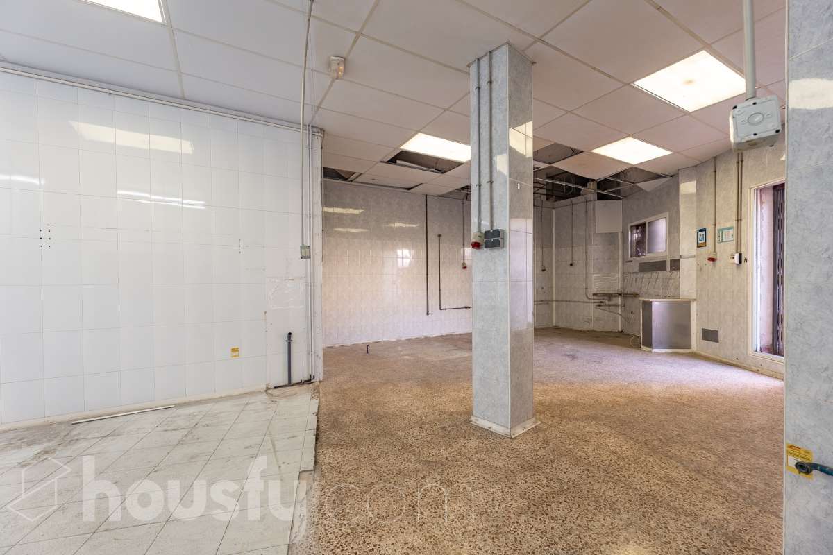 LOCAL CON PERMISO VIGENTE PARA CONVERTIRLO EN VIVIENDA, CON TERRAZA PRIVADA EN ZONA PEATONAL MUY CÉNTRICA Housfy comercializa este versátil espacio de 84 m² interiores más una espectacular terraza privada de 42 m² (datos de Catastro), ubicado en el centro neurálgico de Sant Feliu de Llobregat. Una oportunidad única, tanto para emprender tu negocio como para transformarlo en la casa de tus sueños. 🌟 Puntos fuertes de la propiedad: - Doble potencial: Úsalo como local/despacho o tramita un cambio de uso a vivienda (cuenta con Certificado Urbanístico favorable vigente hasta marzo de 2027) - Gran terraza: 42 m² privados, un auténtico lujo en pleno centro. - Opción de ampliación: Posibilidad de anexionarlo al piso superior (también en venta) para crear un impresionante dúplex. Llámanos para más información. - Lienzo en blanco: Requiere reforma integral; diseña el espacio exacto que necesitas sin pagar por reformas previas. 🗒️Características técnicas: - 84 m² interiores diáfanos (Construcción: 1984). - Escaparate de 4 metros a la calle y 6 metros de fachada interior a la terraza. - Baño completo con ducha + 1 aseo exterior. 📍 Ubicación inmejorable: En el centro de Sant Feliu. Ambiente de barrio tranquilo pero con todos los servicios, comercios, colegios a pie de calle. Excelente conexión con Renfe, Trambaix, autobuses y rápido acceso a la B-23 y A-2. Aviso legal El precio de venta no incluye gastos de la compraventa como notaría, registro, impuestos, ni tampoco honorarios agencia. Esta publicación no es vinculante. Consulta siempre la nota simple con Housfy antes de formalizar la compraventa. Sobre nosotros Housfy es la plataforma integral de servicios inmobiliarios. Nuestra combinación de expertos y tecnología pone al alcance de todo el mundo servicios cómodos, claros y seguros. AICAT número: 7922. Nos encargamos de la gestión y asesoramiento de la compra. ¡Olvídate de todo! Hacemos los trámites por ti. Y, si además necesitas financiación, ponemos a tu disposición un bróker hipotecario para ayudarte a conseguir las mejores condiciones para tu perfil económico. 📞 ¿Quieres visitarla? Contacta con Housfy y agenda tu visita sin compromiso. Más información en: housfy.com En cumplimiento de la Ley 8/2026 en Cataluña, el certificado de presencia o ausencia de amianto se encuentra en proceso de tramitación. Este anuncio contiene imágenes ilustrativas, con el objetivo de mostrar el potencial de la propiedad, y pueden diferir del resultado final.-17