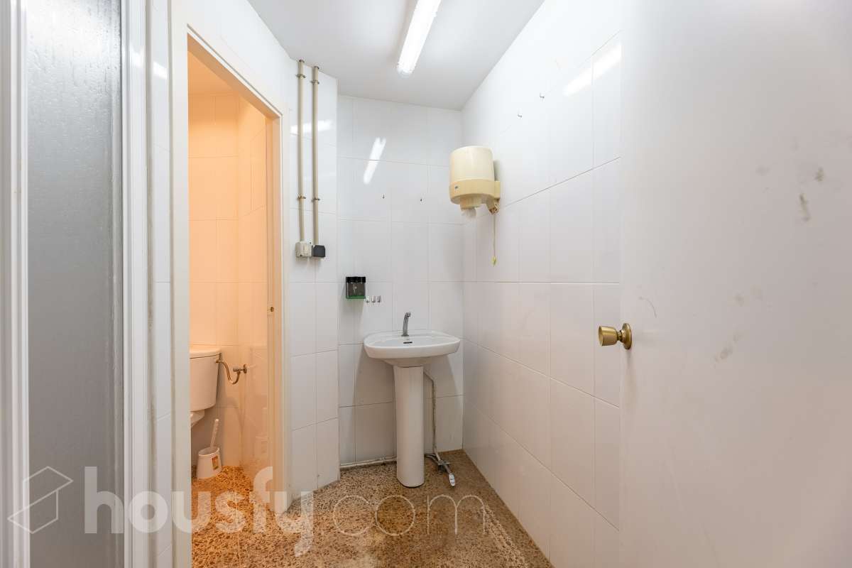 LOCAL CON PERMISO VIGENTE PARA CONVERTIRLO EN VIVIENDA, CON TERRAZA PRIVADA EN ZONA PEATONAL MUY CÉNTRICA Housfy comercializa este versátil espacio de 84 m² interiores más una espectacular terraza privada de 42 m² (datos de Catastro), ubicado en el centro neurálgico de Sant Feliu de Llobregat. Una oportunidad única, tanto para emprender tu negocio como para transformarlo en la casa de tus sueños. 🌟 Puntos fuertes de la propiedad: - Doble potencial: Úsalo como local/despacho o tramita un cambio de uso a vivienda (cuenta con Certificado Urbanístico favorable vigente hasta marzo de 2027) - Gran terraza: 42 m² privados, un auténtico lujo en pleno centro. - Opción de ampliación: Posibilidad de anexionarlo al piso superior (también en venta) para crear un impresionante dúplex. Llámanos para más información. - Lienzo en blanco: Requiere reforma integral; diseña el espacio exacto que necesitas sin pagar por reformas previas. 🗒️Características técnicas: - 84 m² interiores diáfanos (Construcción: 1984). - Escaparate de 4 metros a la calle y 6 metros de fachada interior a la terraza. - Baño completo con ducha + 1 aseo exterior. 📍 Ubicación inmejorable: En el centro de Sant Feliu. Ambiente de barrio tranquilo pero con todos los servicios, comercios, colegios a pie de calle. Excelente conexión con Renfe, Trambaix, autobuses y rápido acceso a la B-23 y A-2. Aviso legal El precio de venta no incluye gastos de la compraventa como notaría, registro, impuestos, ni tampoco honorarios agencia. Esta publicación no es vinculante. Consulta siempre la nota simple con Housfy antes de formalizar la compraventa. Sobre nosotros Housfy es la plataforma integral de servicios inmobiliarios. Nuestra combinación de expertos y tecnología pone al alcance de todo el mundo servicios cómodos, claros y seguros. AICAT número: 7922. Nos encargamos de la gestión y asesoramiento de la compra. ¡Olvídate de todo! Hacemos los trámites por ti. Y, si además necesitas financiación, ponemos a tu disposición un bróker hipotecario para ayudarte a conseguir las mejores condiciones para tu perfil económico. 📞 ¿Quieres visitarla? Contacta con Housfy y agenda tu visita sin compromiso. Más información en: housfy.com En cumplimiento de la Ley 8/2026 en Cataluña, el certificado de presencia o ausencia de amianto se encuentra en proceso de tramitación. Este anuncio contiene imágenes ilustrativas, con el objetivo de mostrar el potencial de la propiedad, y pueden diferir del resultado final.-10