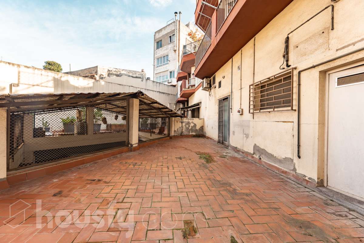 LOCAL CON PERMISO VIGENTE PARA CONVERTIRLO EN VIVIENDA, CON TERRAZA PRIVADA EN ZONA PEATONAL MUY CÉNTRICA Housfy comercializa este versátil espacio de 84 m² interiores más una espectacular terraza privada de 42 m² (datos de Catastro), ubicado en el centro neurálgico de Sant Feliu de Llobregat. Una oportunidad única, tanto para emprender tu negocio como para transformarlo en la casa de tus sueños. 🌟 Puntos fuertes de la propiedad: - Doble potencial: Úsalo como local/despacho o tramita un cambio de uso a vivienda (cuenta con Certificado Urbanístico favorable vigente hasta marzo de 2027) - Gran terraza: 42 m² privados, un auténtico lujo en pleno centro. - Opción de ampliación: Posibilidad de anexionarlo al piso superior (también en venta) para crear un impresionante dúplex. Llámanos para más información. - Lienzo en blanco: Requiere reforma integral; diseña el espacio exacto que necesitas sin pagar por reformas previas. 🗒️Características técnicas: - 84 m² interiores diáfanos (Construcción: 1984). - Escaparate de 4 metros a la calle y 6 metros de fachada interior a la terraza. - Baño completo con ducha + 1 aseo exterior. 📍 Ubicación inmejorable: En el centro de Sant Feliu. Ambiente de barrio tranquilo pero con todos los servicios, comercios, colegios a pie de calle. Excelente conexión con Renfe, Trambaix, autobuses y rápido acceso a la B-23 y A-2. Aviso legal El precio de venta no incluye gastos de la compraventa como notaría, registro, impuestos, ni tampoco honorarios agencia. Esta publicación no es vinculante. Consulta siempre la nota simple con Housfy antes de formalizar la compraventa. Sobre nosotros Housfy es la plataforma integral de servicios inmobiliarios. Nuestra combinación de expertos y tecnología pone al alcance de todo el mundo servicios cómodos, claros y seguros. AICAT número: 7922. Nos encargamos de la gestión y asesoramiento de la compra. ¡Olvídate de todo! Hacemos los trámites por ti. Y, si además necesitas financiación, ponemos a tu disposición un bróker hipotecario para ayudarte a conseguir las mejores condiciones para tu perfil económico. 📞 ¿Quieres visitarla? Contacta con Housfy y agenda tu visita sin compromiso. Más información en: housfy.com En cumplimiento de la Ley 8/2026 en Cataluña, el certificado de presencia o ausencia de amianto se encuentra en proceso de tramitación. Este anuncio contiene imágenes ilustrativas, con el objetivo de mostrar el potencial de la propiedad, y pueden diferir del resultado final.-4