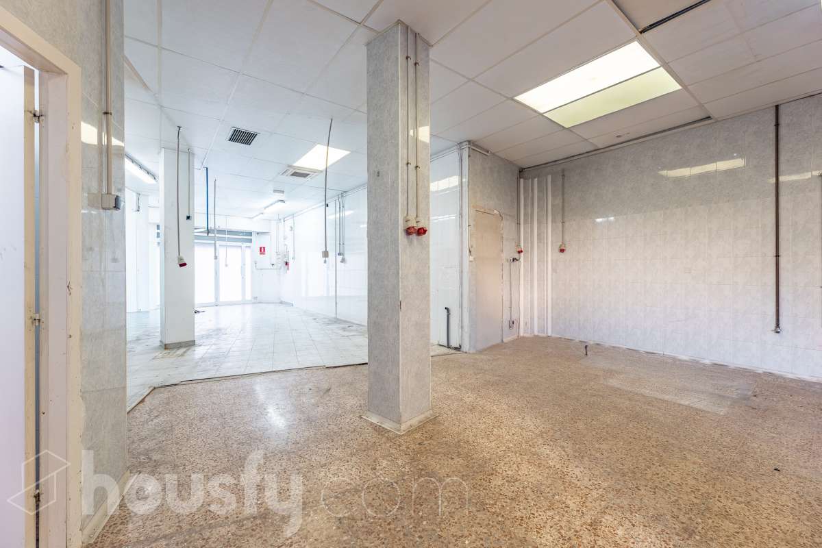LOCAL CON PERMISO VIGENTE PARA CONVERTIRLO EN VIVIENDA, CON TERRAZA PRIVADA EN ZONA PEATONAL MUY CÉNTRICA Housfy comercializa este versátil espacio de 84 m² interiores más una espectacular terraza privada de 42 m² (datos de Catastro), ubicado en el centro neurálgico de Sant Feliu de Llobregat. Una oportunidad única, tanto para emprender tu negocio como para transformarlo en la casa de tus sueños. 🌟 Puntos fuertes de la propiedad: - Doble potencial: Úsalo como local/despacho o tramita un cambio de uso a vivienda (cuenta con Certificado Urbanístico favorable vigente hasta marzo de 2027) - Gran terraza: 42 m² privados, un auténtico lujo en pleno centro. - Opción de ampliación: Posibilidad de anexionarlo al piso superior (también en venta) para crear un impresionante dúplex. Llámanos para más información. - Lienzo en blanco: Requiere reforma integral; diseña el espacio exacto que necesitas sin pagar por reformas previas. 🗒️Características técnicas: - 84 m² interiores diáfanos (Construcción: 1984). - Escaparate de 4 metros a la calle y 6 metros de fachada interior a la terraza. - Baño completo con ducha + 1 aseo exterior. 📍 Ubicación inmejorable: En el centro de Sant Feliu. Ambiente de barrio tranquilo pero con todos los servicios, comercios, colegios a pie de calle. Excelente conexión con Renfe, Trambaix, autobuses y rápido acceso a la B-23 y A-2. Aviso legal El precio de venta no incluye gastos de la compraventa como notaría, registro, impuestos, ni tampoco honorarios agencia. Esta publicación no es vinculante. Consulta siempre la nota simple con Housfy antes de formalizar la compraventa. Sobre nosotros Housfy es la plataforma integral de servicios inmobiliarios. Nuestra combinación de expertos y tecnología pone al alcance de todo el mundo servicios cómodos, claros y seguros. AICAT número: 7922. Nos encargamos de la gestión y asesoramiento de la compra. ¡Olvídate de todo! Hacemos los trámites por ti. Y, si además necesitas financiación, ponemos a tu disposición un bróker hipotecario para ayudarte a conseguir las mejores condiciones para tu perfil económico. 📞 ¿Quieres visitarla? Contacta con Housfy y agenda tu visita sin compromiso. Más información en: housfy.com En cumplimiento de la Ley 8/2026 en Cataluña, el certificado de presencia o ausencia de amianto se encuentra en proceso de tramitación. Este anuncio contiene imágenes ilustrativas, con el objetivo de mostrar el potencial de la propiedad, y pueden diferir del resultado final.-16