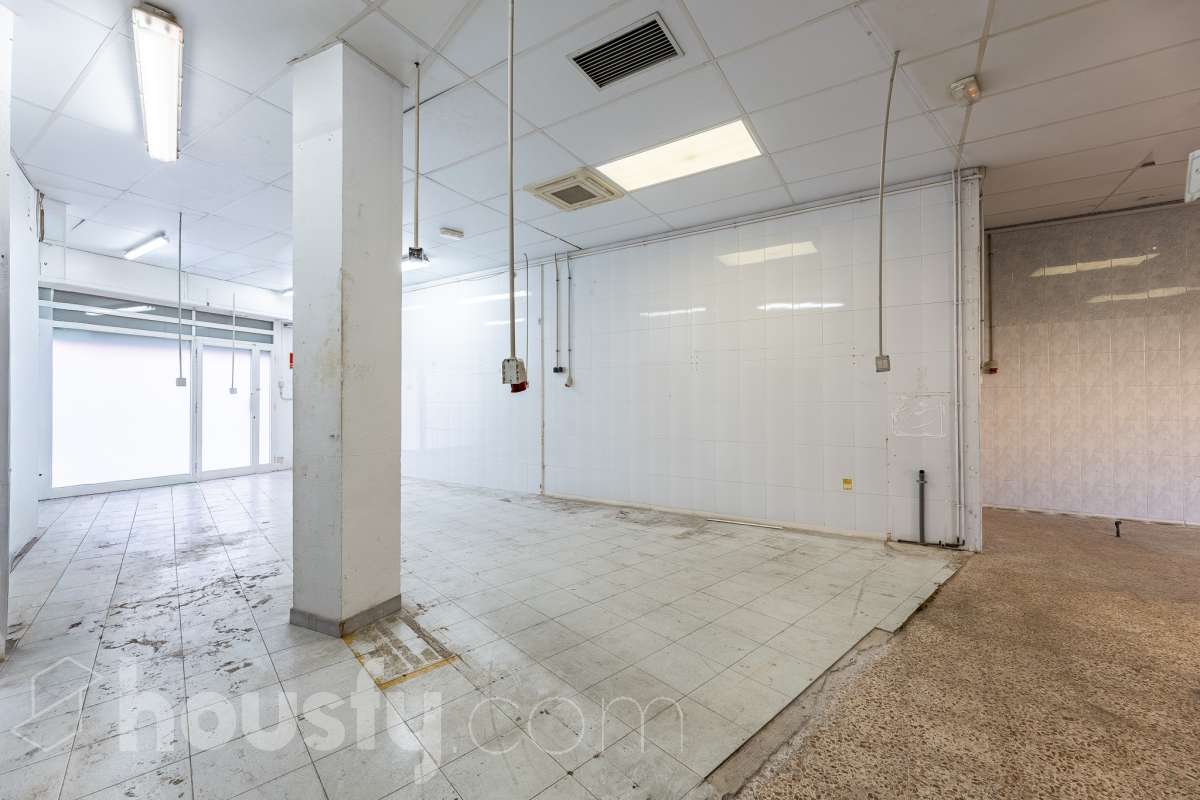 LOCAL CON PERMISO VIGENTE PARA CONVERTIRLO EN VIVIENDA, CON TERRAZA PRIVADA EN ZONA PEATONAL MUY CÉNTRICA Housfy comercializa este versátil espacio de 84 m² interiores más una espectacular terraza privada de 42 m² (datos de Catastro), ubicado en el centro neurálgico de Sant Feliu de Llobregat. Una oportunidad única, tanto para emprender tu negocio como para transformarlo en la casa de tus sueños. 🌟 Puntos fuertes de la propiedad: - Doble potencial: Úsalo como local/despacho o tramita un cambio de uso a vivienda (cuenta con Certificado Urbanístico favorable vigente hasta marzo de 2027) - Gran terraza: 42 m² privados, un auténtico lujo en pleno centro. - Opción de ampliación: Posibilidad de anexionarlo al piso superior (también en venta) para crear un impresionante dúplex. Llámanos para más información. - Lienzo en blanco: Requiere reforma integral; diseña el espacio exacto que necesitas sin pagar por reformas previas. 🗒️Características técnicas: - 84 m² interiores diáfanos (Construcción: 1984). - Escaparate de 4 metros a la calle y 6 metros de fachada interior a la terraza. - Baño completo con ducha + 1 aseo exterior. 📍 Ubicación inmejorable: En el centro de Sant Feliu. Ambiente de barrio tranquilo pero con todos los servicios, comercios, colegios a pie de calle. Excelente conexión con Renfe, Trambaix, autobuses y rápido acceso a la B-23 y A-2. Aviso legal El precio de venta no incluye gastos de la compraventa como notaría, registro, impuestos, ni tampoco honorarios agencia. Esta publicación no es vinculante. Consulta siempre la nota simple con Housfy antes de formalizar la compraventa. Sobre nosotros Housfy es la plataforma integral de servicios inmobiliarios. Nuestra combinación de expertos y tecnología pone al alcance de todo el mundo servicios cómodos, claros y seguros. AICAT número: 7922. Nos encargamos de la gestión y asesoramiento de la compra. ¡Olvídate de todo! Hacemos los trámites por ti. Y, si además necesitas financiación, ponemos a tu disposición un bróker hipotecario para ayudarte a conseguir las mejores condiciones para tu perfil económico. 📞 ¿Quieres visitarla? Contacta con Housfy y agenda tu visita sin compromiso. Más información en: housfy.com En cumplimiento de la Ley 8/2026 en Cataluña, el certificado de presencia o ausencia de amianto se encuentra en proceso de tramitación. Este anuncio contiene imágenes ilustrativas, con el objetivo de mostrar el potencial de la propiedad, y pueden diferir del resultado final.-19