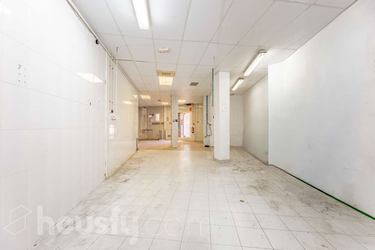 LOCAL CON PERMISO VIGENTE PARA CONVERTIRLO EN VIVIENDA, CON TERRAZA PRIVADA EN ZONA PEATONAL MUY CÉNTRICA Housfy comercializa este versátil espacio de 84 m² interiores más una espectacular terraza privada de 42 m² (datos de Catastro), ubicado en el centro neurálgico de Sant Feliu de Llobregat. Una oportunidad única, tanto para emprender tu negocio como para transformarlo en la casa de tus sueños. 🌟 Puntos fuertes de la propiedad: - Doble potencial: Úsalo como local/despacho o tramita un cambio de uso a vivienda (cuenta con Certificado Urbanístico favorable vigente hasta marzo de 2027) - Gran terraza: 42 m² privados, un auténtico lujo en pleno centro. - Opción de ampliación: Posibilidad de anexionarlo al piso superior (también en venta) para crear un impresionante dúplex. Llámanos para más información. - Lienzo en blanco: Requiere reforma integral; diseña el espacio exacto que necesitas sin pagar por reformas previas. 🗒️Características técnicas: - 84 m² interiores diáfanos (Construcción: 1984). - Escaparate de 4 metros a la calle y 6 metros de fachada interior a la terraza. - Baño completo con ducha + 1 aseo exterior. 📍 Ubicación inmejorable: En el centro de Sant Feliu. Ambiente de barrio tranquilo pero con todos los servicios, comercios, colegios a pie de calle. Excelente conexión con Renfe, Trambaix, autobuses y rápido acceso a la B-23 y A-2. Aviso legal El precio de venta no incluye gastos de la compraventa como notaría, registro, impuestos, ni tampoco honorarios agencia. Esta publicación no es vinculante. Consulta siempre la nota simple con Housfy antes de formalizar la compraventa. Sobre nosotros Housfy es la plataforma integral de servicios inmobiliarios. Nuestra combinación de expertos y tecnología pone al alcance de todo el mundo servicios cómodos, claros y seguros. AICAT número: 7922. Nos encargamos de la gestión y asesoramiento de la compra. ¡Olvídate de todo! Hacemos los trámites por ti. Y, si además necesitas financiación, ponemos a tu disposición un bróker hipotecario para ayudarte a conseguir las mejores condiciones para tu perfil económico. 📞 ¿Quieres visitarla? Contacta con Housfy y agenda tu visita sin compromiso. Más información en: housfy.com En cumplimiento de la Ley 8/2026 en Cataluña, el certificado de presencia o ausencia de amianto se encuentra en proceso de tramitación. Este anuncio contiene imágenes ilustrativas, con el objetivo de mostrar el potencial de la propiedad, y pueden diferir del resultado final.-18