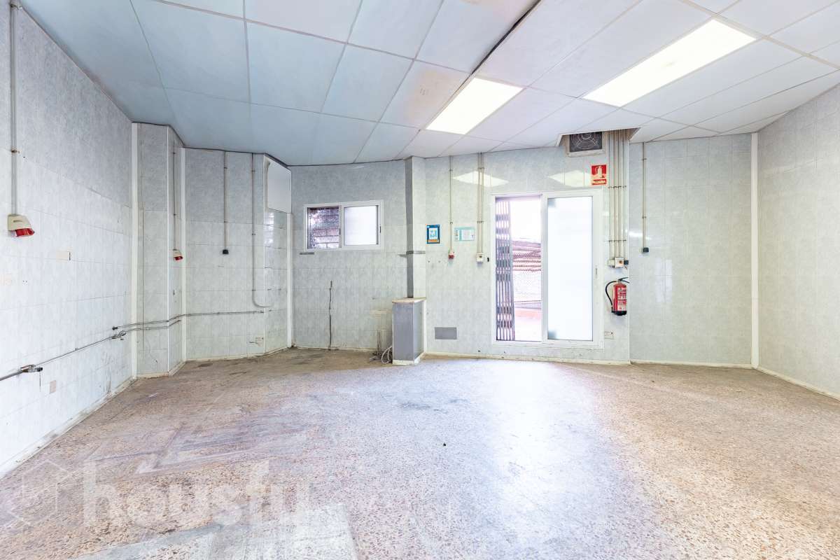 LOCAL CON PERMISO VIGENTE PARA CONVERTIRLO EN VIVIENDA, CON TERRAZA PRIVADA EN ZONA PEATONAL MUY CÉNTRICA Housfy comercializa este versátil espacio de 84 m² interiores más una espectacular terraza privada de 42 m² (datos de Catastro), ubicado en el centro neurálgico de Sant Feliu de Llobregat. Una oportunidad única, tanto para emprender tu negocio como para transformarlo en la casa de tus sueños. 🌟 Puntos fuertes de la propiedad: - Doble potencial: Úsalo como local/despacho o tramita un cambio de uso a vivienda (cuenta con Certificado Urbanístico favorable vigente hasta marzo de 2027) - Gran terraza: 42 m² privados, un auténtico lujo en pleno centro. - Opción de ampliación: Posibilidad de anexionarlo al piso superior (también en venta) para crear un impresionante dúplex. Llámanos para más información. - Lienzo en blanco: Requiere reforma integral; diseña el espacio exacto que necesitas sin pagar por reformas previas. 🗒️Características técnicas: - 84 m² interiores diáfanos (Construcción: 1984). - Escaparate de 4 metros a la calle y 6 metros de fachada interior a la terraza. - Baño completo con ducha + 1 aseo exterior. 📍 Ubicación inmejorable: En el centro de Sant Feliu. Ambiente de barrio tranquilo pero con todos los servicios, comercios, colegios a pie de calle. Excelente conexión con Renfe, Trambaix, autobuses y rápido acceso a la B-23 y A-2. Aviso legal El precio de venta no incluye gastos de la compraventa como notaría, registro, impuestos, ni tampoco honorarios agencia. Esta publicación no es vinculante. Consulta siempre la nota simple con Housfy antes de formalizar la compraventa. Sobre nosotros Housfy es la plataforma integral de servicios inmobiliarios. Nuestra combinación de expertos y tecnología pone al alcance de todo el mundo servicios cómodos, claros y seguros. AICAT número: 7922. Nos encargamos de la gestión y asesoramiento de la compra. ¡Olvídate de todo! Hacemos los trámites por ti. Y, si además necesitas financiación, ponemos a tu disposición un bróker hipotecario para ayudarte a conseguir las mejores condiciones para tu perfil económico. 📞 ¿Quieres visitarla? Contacta con Housfy y agenda tu visita sin compromiso. Más información en: housfy.com En cumplimiento de la Ley 8/2026 en Cataluña, el certificado de presencia o ausencia de amianto se encuentra en proceso de tramitación. Este anuncio contiene imágenes ilustrativas, con el objetivo de mostrar el potencial de la propiedad, y pueden diferir del resultado final.-12