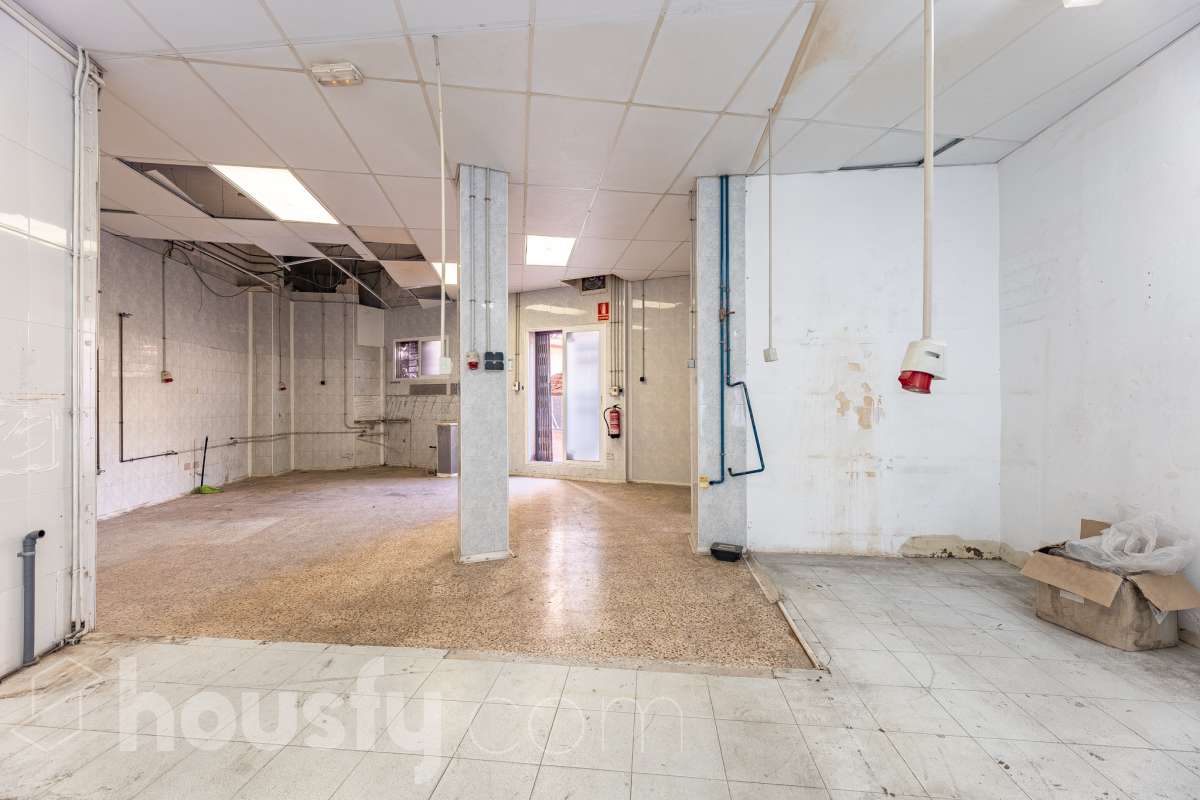 LOCAL CON PERMISO VIGENTE PARA CONVERTIRLO EN VIVIENDA, CON TERRAZA PRIVADA EN ZONA PEATONAL MUY CÉNTRICA Housfy comercializa este versátil espacio de 84 m² interiores más una espectacular terraza privada de 42 m² (datos de Catastro), ubicado en el centro neurálgico de Sant Feliu de Llobregat. Una oportunidad única, tanto para emprender tu negocio como para transformarlo en la casa de tus sueños. 🌟 Puntos fuertes de la propiedad: - Doble potencial: Úsalo como local/despacho o tramita un cambio de uso a vivienda (cuenta con Certificado Urbanístico favorable vigente hasta marzo de 2027) - Gran terraza: 42 m² privados, un auténtico lujo en pleno centro. - Opción de ampliación: Posibilidad de anexionarlo al piso superior (también en venta) para crear un impresionante dúplex. Llámanos para más información. - Lienzo en blanco: Requiere reforma integral; diseña el espacio exacto que necesitas sin pagar por reformas previas. 🗒️Características técnicas: - 84 m² interiores diáfanos (Construcción: 1984). - Escaparate de 4 metros a la calle y 6 metros de fachada interior a la terraza. - Baño completo con ducha + 1 aseo exterior. 📍 Ubicación inmejorable: En el centro de Sant Feliu. Ambiente de barrio tranquilo pero con todos los servicios, comercios, colegios a pie de calle. Excelente conexión con Renfe, Trambaix, autobuses y rápido acceso a la B-23 y A-2. Aviso legal El precio de venta no incluye gastos de la compraventa como notaría, registro, impuestos, ni tampoco honorarios agencia. Esta publicación no es vinculante. Consulta siempre la nota simple con Housfy antes de formalizar la compraventa. Sobre nosotros Housfy es la plataforma integral de servicios inmobiliarios. Nuestra combinación de expertos y tecnología pone al alcance de todo el mundo servicios cómodos, claros y seguros. AICAT número: 7922. Nos encargamos de la gestión y asesoramiento de la compra. ¡Olvídate de todo! Hacemos los trámites por ti. Y, si además necesitas financiación, ponemos a tu disposición un bróker hipotecario para ayudarte a conseguir las mejores condiciones para tu perfil económico. 📞 ¿Quieres visitarla? Contacta con Housfy y agenda tu visita sin compromiso. Más información en: housfy.com En cumplimiento de la Ley 8/2026 en Cataluña, el certificado de presencia o ausencia de amianto se encuentra en proceso de tramitación. Este anuncio contiene imágenes ilustrativas, con el objetivo de mostrar el potencial de la propiedad, y pueden diferir del resultado final.-20