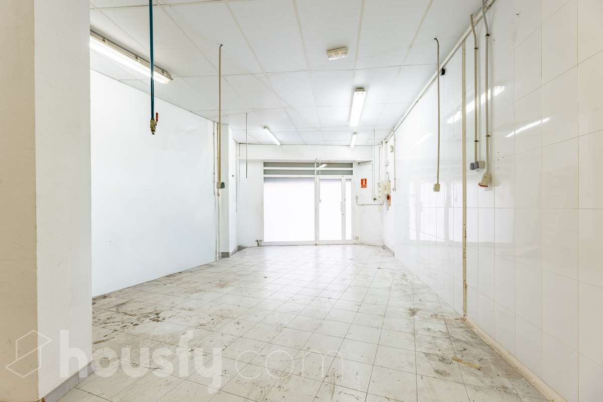 LOCAL CON PERMISO VIGENTE PARA CONVERTIRLO EN VIVIENDA, CON TERRAZA PRIVADA EN ZONA PEATONAL MUY CÉNTRICA Housfy comercializa este versátil espacio de 84 m² interiores más una espectacular terraza privada de 42 m² (datos de Catastro), ubicado en el centro neurálgico de Sant Feliu de Llobregat. Una oportunidad única, tanto para emprender tu negocio como para transformarlo en la casa de tus sueños. 🌟 Puntos fuertes de la propiedad: - Doble potencial: Úsalo como local/despacho o tramita un cambio de uso a vivienda (cuenta con Certificado Urbanístico favorable vigente hasta marzo de 2027) - Gran terraza: 42 m² privados, un auténtico lujo en pleno centro. - Opción de ampliación: Posibilidad de anexionarlo al piso superior (también en venta) para crear un impresionante dúplex. Llámanos para más información. - Lienzo en blanco: Requiere reforma integral; diseña el espacio exacto que necesitas sin pagar por reformas previas. 🗒️Características técnicas: - 84 m² interiores diáfanos (Construcción: 1984). - Escaparate de 4 metros a la calle y 6 metros de fachada interior a la terraza. - Baño completo con ducha + 1 aseo exterior. 📍 Ubicación inmejorable: En el centro de Sant Feliu. Ambiente de barrio tranquilo pero con todos los servicios, comercios, colegios a pie de calle. Excelente conexión con Renfe, Trambaix, autobuses y rápido acceso a la B-23 y A-2. Aviso legal El precio de venta no incluye gastos de la compraventa como notaría, registro, impuestos, ni tampoco honorarios agencia. Esta publicación no es vinculante. Consulta siempre la nota simple con Housfy antes de formalizar la compraventa. Sobre nosotros Housfy es la plataforma integral de servicios inmobiliarios. Nuestra combinación de expertos y tecnología pone al alcance de todo el mundo servicios cómodos, claros y seguros. AICAT número: 7922. Nos encargamos de la gestión y asesoramiento de la compra. ¡Olvídate de todo! Hacemos los trámites por ti. Y, si además necesitas financiación, ponemos a tu disposición un bróker hipotecario para ayudarte a conseguir las mejores condiciones para tu perfil económico. 📞 ¿Quieres visitarla? Contacta con Housfy y agenda tu visita sin compromiso. Más información en: housfy.com En cumplimiento de la Ley 8/2026 en Cataluña, el certificado de presencia o ausencia de amianto se encuentra en proceso de tramitación. Este anuncio contiene imágenes ilustrativas, con el objetivo de mostrar el potencial de la propiedad, y pueden diferir del resultado final.-7