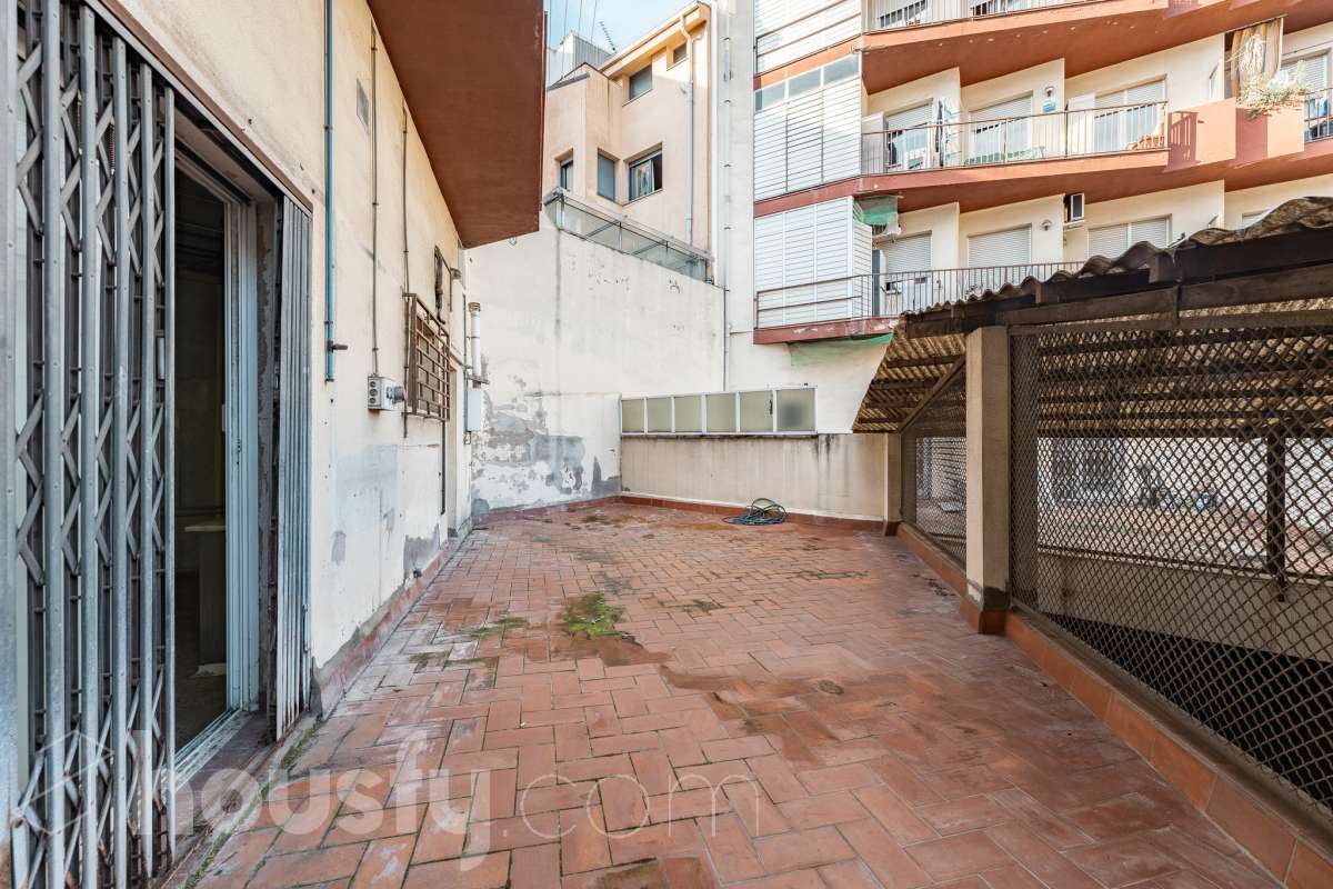 LOCAL CON PERMISO VIGENTE PARA CONVERTIRLO EN VIVIENDA, CON TERRAZA PRIVADA EN ZONA PEATONAL MUY CÉNTRICA Housfy comercializa este versátil espacio de 84 m² interiores más una espectacular terraza privada de 42 m² (datos de Catastro), ubicado en el centro neurálgico de Sant Feliu de Llobregat. Una oportunidad única, tanto para emprender tu negocio como para transformarlo en la casa de tus sueños. 🌟 Puntos fuertes de la propiedad: - Doble potencial: Úsalo como local/despacho o tramita un cambio de uso a vivienda (cuenta con Certificado Urbanístico favorable vigente hasta marzo de 2027) - Gran terraza: 42 m² privados, un auténtico lujo en pleno centro. - Opción de ampliación: Posibilidad de anexionarlo al piso superior (también en venta) para crear un impresionante dúplex. Llámanos para más información. - Lienzo en blanco: Requiere reforma integral; diseña el espacio exacto que necesitas sin pagar por reformas previas. 🗒️Características técnicas: - 84 m² interiores diáfanos (Construcción: 1984). - Escaparate de 4 metros a la calle y 6 metros de fachada interior a la terraza. - Baño completo con ducha + 1 aseo exterior. 📍 Ubicación inmejorable: En el centro de Sant Feliu. Ambiente de barrio tranquilo pero con todos los servicios, comercios, colegios a pie de calle. Excelente conexión con Renfe, Trambaix, autobuses y rápido acceso a la B-23 y A-2. Aviso legal El precio de venta no incluye gastos de la compraventa como notaría, registro, impuestos, ni tampoco honorarios agencia. Esta publicación no es vinculante. Consulta siempre la nota simple con Housfy antes de formalizar la compraventa. Sobre nosotros Housfy es la plataforma integral de servicios inmobiliarios. Nuestra combinación de expertos y tecnología pone al alcance de todo el mundo servicios cómodos, claros y seguros. AICAT número: 7922. Nos encargamos de la gestión y asesoramiento de la compra. ¡Olvídate de todo! Hacemos los trámites por ti. Y, si además necesitas financiación, ponemos a tu disposición un bróker hipotecario para ayudarte a conseguir las mejores condiciones para tu perfil económico. 📞 ¿Quieres visitarla? Contacta con Housfy y agenda tu visita sin compromiso. Más información en: housfy.com En cumplimiento de la Ley 8/2026 en Cataluña, el certificado de presencia o ausencia de amianto se encuentra en proceso de tramitación. Este anuncio contiene imágenes ilustrativas, con el objetivo de mostrar el potencial de la propiedad, y pueden diferir del resultado final.-13