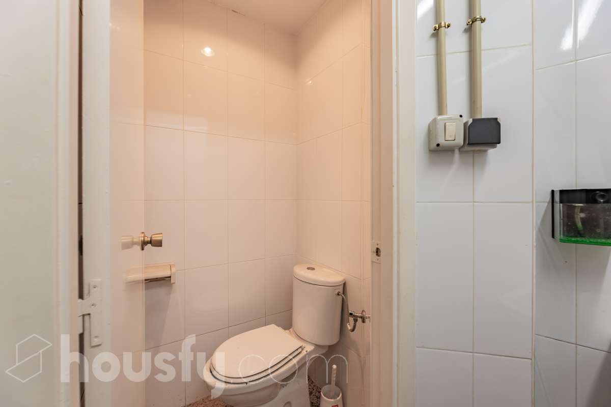 LOCAL CON PERMISO VIGENTE PARA CONVERTIRLO EN VIVIENDA, CON TERRAZA PRIVADA EN ZONA PEATONAL MUY CÉNTRICA Housfy comercializa este versátil espacio de 84 m² interiores más una espectacular terraza privada de 42 m² (datos de Catastro), ubicado en el centro neurálgico de Sant Feliu de Llobregat. Una oportunidad única, tanto para emprender tu negocio como para transformarlo en la casa de tus sueños. 🌟 Puntos fuertes de la propiedad: - Doble potencial: Úsalo como local/despacho o tramita un cambio de uso a vivienda (cuenta con Certificado Urbanístico favorable vigente hasta marzo de 2027) - Gran terraza: 42 m² privados, un auténtico lujo en pleno centro. - Opción de ampliación: Posibilidad de anexionarlo al piso superior (también en venta) para crear un impresionante dúplex. Llámanos para más información. - Lienzo en blanco: Requiere reforma integral; diseña el espacio exacto que necesitas sin pagar por reformas previas. 🗒️Características técnicas: - 84 m² interiores diáfanos (Construcción: 1984). - Escaparate de 4 metros a la calle y 6 metros de fachada interior a la terraza. - Baño completo con ducha + 1 aseo exterior. 📍 Ubicación inmejorable: En el centro de Sant Feliu. Ambiente de barrio tranquilo pero con todos los servicios, comercios, colegios a pie de calle. Excelente conexión con Renfe, Trambaix, autobuses y rápido acceso a la B-23 y A-2. Aviso legal El precio de venta no incluye gastos de la compraventa como notaría, registro, impuestos, ni tampoco honorarios agencia. Esta publicación no es vinculante. Consulta siempre la nota simple con Housfy antes de formalizar la compraventa. Sobre nosotros Housfy es la plataforma integral de servicios inmobiliarios. Nuestra combinación de expertos y tecnología pone al alcance de todo el mundo servicios cómodos, claros y seguros. AICAT número: 7922. Nos encargamos de la gestión y asesoramiento de la compra. ¡Olvídate de todo! Hacemos los trámites por ti. Y, si además necesitas financiación, ponemos a tu disposición un bróker hipotecario para ayudarte a conseguir las mejores condiciones para tu perfil económico. 📞 ¿Quieres visitarla? Contacta con Housfy y agenda tu visita sin compromiso. Más información en: housfy.com En cumplimiento de la Ley 8/2026 en Cataluña, el certificado de presencia o ausencia de amianto se encuentra en proceso de tramitación. Este anuncio contiene imágenes ilustrativas, con el objetivo de mostrar el potencial de la propiedad, y pueden diferir del resultado final.-21