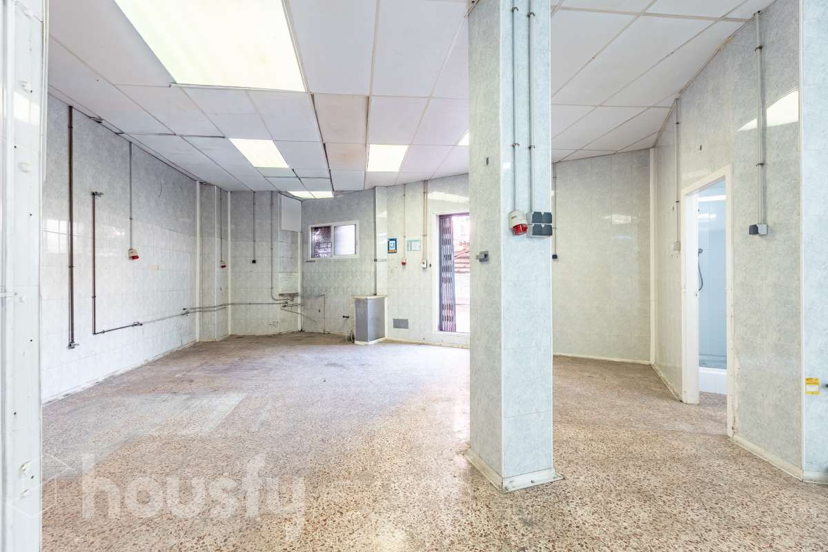 LOCAL CON PERMISO VIGENTE PARA CONVERTIRLO EN VIVIENDA, CON TERRAZA PRIVADA EN ZONA PEATONAL MUY CÉNTRICA Housfy comercializa este versátil espacio de 84 m² interiores más una espectacular terraza privada de 42 m² (datos de Catastro), ubicado en el centro neurálgico de Sant Feliu de Llobregat. Una oportunidad única, tanto para emprender tu negocio como para transformarlo en la casa de tus sueños. 🌟 Puntos fuertes de la propiedad: - Doble potencial: Úsalo como local/despacho o tramita un cambio de uso a vivienda (cuenta con Certificado Urbanístico favorable vigente hasta marzo de 2027) - Gran terraza: 42 m² privados, un auténtico lujo en pleno centro. - Opción de ampliación: Posibilidad de anexionarlo al piso superior (también en venta) para crear un impresionante dúplex. Llámanos para más información. - Lienzo en blanco: Requiere reforma integral; diseña el espacio exacto que necesitas sin pagar por reformas previas. 🗒️Características técnicas: - 84 m² interiores diáfanos (Construcción: 1984). - Escaparate de 4 metros a la calle y 6 metros de fachada interior a la terraza. - Baño completo con ducha + 1 aseo exterior. 📍 Ubicación inmejorable: En el centro de Sant Feliu. Ambiente de barrio tranquilo pero con todos los servicios, comercios, colegios a pie de calle. Excelente conexión con Renfe, Trambaix, autobuses y rápido acceso a la B-23 y A-2. Aviso legal El precio de venta no incluye gastos de la compraventa como notaría, registro, impuestos, ni tampoco honorarios agencia. Esta publicación no es vinculante. Consulta siempre la nota simple con Housfy antes de formalizar la compraventa. Sobre nosotros Housfy es la plataforma integral de servicios inmobiliarios. Nuestra combinación de expertos y tecnología pone al alcance de todo el mundo servicios cómodos, claros y seguros. AICAT número: 7922. Nos encargamos de la gestión y asesoramiento de la compra. ¡Olvídate de todo! Hacemos los trámites por ti. Y, si además necesitas financiación, ponemos a tu disposición un bróker hipotecario para ayudarte a conseguir las mejores condiciones para tu perfil económico. 📞 ¿Quieres visitarla? Contacta con Housfy y agenda tu visita sin compromiso. Más información en: housfy.com En cumplimiento de la Ley 8/2026 en Cataluña, el certificado de presencia o ausencia de amianto se encuentra en proceso de tramitación. Este anuncio contiene imágenes ilustrativas, con el objetivo de mostrar el potencial de la propiedad, y pueden diferir del resultado final.-9