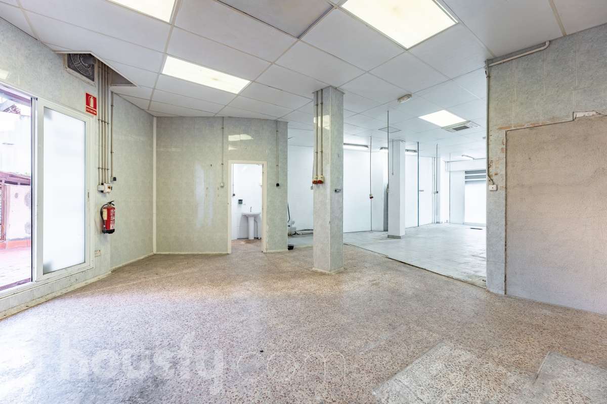 LOCAL CON PERMISO VIGENTE PARA CONVERTIRLO EN VIVIENDA, CON TERRAZA PRIVADA EN ZONA PEATONAL MUY CÉNTRICA Housfy comercializa este versátil espacio de 84 m² interiores más una espectacular terraza privada de 42 m² (datos de Catastro), ubicado en el centro neurálgico de Sant Feliu de Llobregat. Una oportunidad única, tanto para emprender tu negocio como para transformarlo en la casa de tus sueños. 🌟 Puntos fuertes de la propiedad: - Doble potencial: Úsalo como local/despacho o tramita un cambio de uso a vivienda (cuenta con Certificado Urbanístico favorable vigente hasta marzo de 2027) - Gran terraza: 42 m² privados, un auténtico lujo en pleno centro. - Opción de ampliación: Posibilidad de anexionarlo al piso superior (también en venta) para crear un impresionante dúplex. Llámanos para más información. - Lienzo en blanco: Requiere reforma integral; diseña el espacio exacto que necesitas sin pagar por reformas previas. 🗒️Características técnicas: - 84 m² interiores diáfanos (Construcción: 1984). - Escaparate de 4 metros a la calle y 6 metros de fachada interior a la terraza. - Baño completo con ducha + 1 aseo exterior. 📍 Ubicación inmejorable: En el centro de Sant Feliu. Ambiente de barrio tranquilo pero con todos los servicios, comercios, colegios a pie de calle. Excelente conexión con Renfe, Trambaix, autobuses y rápido acceso a la B-23 y A-2. Aviso legal El precio de venta no incluye gastos de la compraventa como notaría, registro, impuestos, ni tampoco honorarios agencia. Esta publicación no es vinculante. Consulta siempre la nota simple con Housfy antes de formalizar la compraventa. Sobre nosotros Housfy es la plataforma integral de servicios inmobiliarios. Nuestra combinación de expertos y tecnología pone al alcance de todo el mundo servicios cómodos, claros y seguros. AICAT número: 7922. Nos encargamos de la gestión y asesoramiento de la compra. ¡Olvídate de todo! Hacemos los trámites por ti. Y, si además necesitas financiación, ponemos a tu disposición un bróker hipotecario para ayudarte a conseguir las mejores condiciones para tu perfil económico. 📞 ¿Quieres visitarla? Contacta con Housfy y agenda tu visita sin compromiso. Más información en: housfy.com En cumplimiento de la Ley 8/2026 en Cataluña, el certificado de presencia o ausencia de amianto se encuentra en proceso de tramitación. Este anuncio contiene imágenes ilustrativas, con el objetivo de mostrar el potencial de la propiedad, y pueden diferir del resultado final.-2