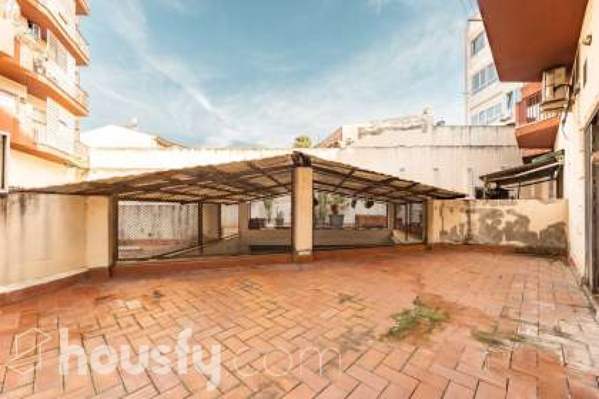 LOCAL CON PERMISO VIGENTE PARA CONVERTIRLO EN VIVIENDA, CON TERRAZA PRIVADA EN ZONA PEATONAL MUY CÉNTRICA Housfy comercializa este versátil espacio de 84 m² interiores más una espectacular terraza privada de 42 m² (datos de Catastro), ubicado en el centro neurálgico de Sant Feliu de Llobregat. Una oportunidad única, tanto para emprender tu negocio como para transformarlo en la casa de tus sueños. 🌟 Puntos fuertes de la propiedad: - Doble potencial: Úsalo como local/despacho o tramita un cambio de uso a vivienda (cuenta con Certificado Urbanístico favorable vigente hasta marzo de 2027) - Gran terraza: 42 m² privados, un auténtico lujo en pleno centro. - Opción de ampliación: Posibilidad de anexionarlo al piso superior (también en venta) para crear un impresionante dúplex. Llámanos para más información. - Lienzo en blanco: Requiere reforma integral; diseña el espacio exacto que necesitas sin pagar por reformas previas. 🗒️Características técnicas: - 84 m² interiores diáfanos (Construcción: 1984). - Escaparate de 4 metros a la calle y 6 metros de fachada interior a la terraza. - Baño completo con ducha + 1 aseo exterior. 📍 Ubicación inmejorable: En el centro de Sant Feliu. Ambiente de barrio tranquilo pero con todos los servicios, comercios, colegios a pie de calle. Excelente conexión con Renfe, Trambaix, autobuses y rápido acceso a la B-23 y A-2. Aviso legal El precio de venta no incluye gastos de la compraventa como notaría, registro, impuestos, ni tampoco honorarios agencia. Esta publicación no es vinculante. Consulta siempre la nota simple con Housfy antes de formalizar la compraventa. Sobre nosotros Housfy es la plataforma integral de servicios inmobiliarios. Nuestra combinación de expertos y tecnología pone al alcance de todo el mundo servicios cómodos, claros y seguros. AICAT número: 7922. Nos encargamos de la gestión y asesoramiento de la compra. ¡Olvídate de todo! Hacemos los trámites por ti. Y, si además necesitas financiación, ponemos a tu disposición un bróker hipotecario para ayudarte a conseguir las mejores condiciones para tu perfil económico. 📞 ¿Quieres visitarla? Contacta con Housfy y agenda tu visita sin compromiso. Más información en: housfy.com En cumplimiento de la Ley 8/2026 en Cataluña, el certificado de presencia o ausencia de amianto se encuentra en proceso de tramitación. Este anuncio contiene imágenes ilustrativas, con el objetivo de mostrar el potencial de la propiedad, y pueden diferir del resultado final.-23
