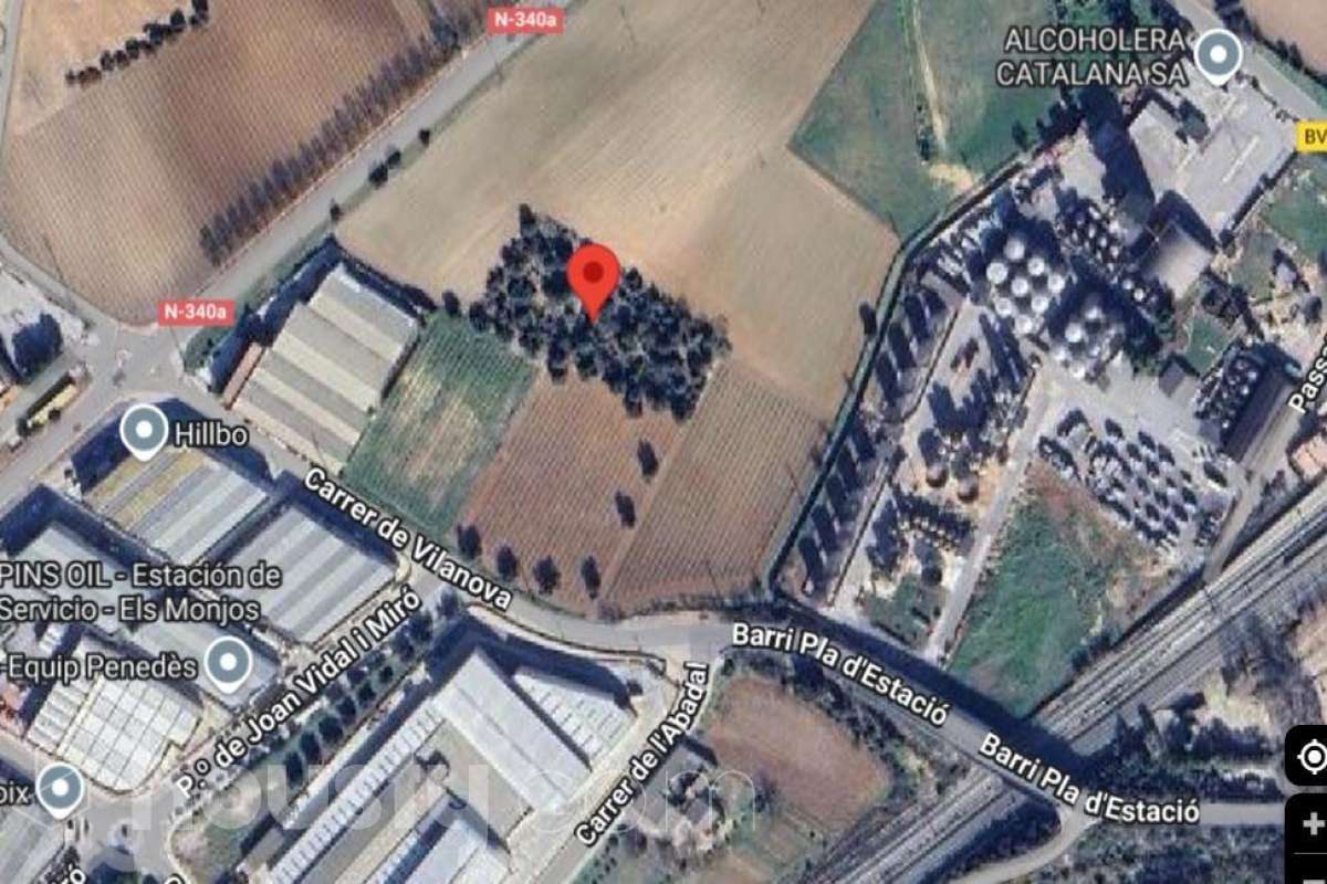 Housfy vende Se trata de un suelo con calificación industrial ubicado en una zona estratégica para el desarrollo económico local, actualmente pendiente de proceso de parcelación por parte del Ayuntamiento. La parcelación deberá llevarse a cabo siguiendo los criterios establecidos por el planeamiento urbanístico municipal y en función de los usos previstos. Asimismo, el terreno se encuentra en una fase previa a la aprobación de un nuevo Plan de Ordenación Urbanística Municipal (POUM), que está siendo impulsado por el consistorio con el objetivo de modernizar y potenciar el suelo industrial del municipio. Este nuevo POUM contempla la reordenación de la zona, la mejora de infraestructuras y accesos, así como una ampliación de los usos industriales compatibles, lo que abre importantes oportunidades para futuros inversores o promotores. En resumen, se trata de un activo estratégico con gran potencial de desarrollo, cuya valorización futura está estrechamente ligada a la evolución del planeamiento urbanístico local y a la ejecución de los instrumentos de gestión urbanística actualmente en trámite ¡Ven a pedir informacion ! Distribución de estancias Zona y entorno Respecto a la ubicación, se sitúa en Santa Margarida i els Monjos, Aviso legal El precio de venta no incluye gastos de la compraventa como notaría, registro, impuestos, ni tampoco honorarios agencia. Esta publicación no es vinculante. Consulta siempre la nota simple con Housfy antes de formalizar la compraventa. Sobre nosotros Housfy es la plataforma integral de servicios inmobiliarios. Nuestra combinación de expertos y tecnología pone al alcance de todo el mundo servicios cómodos, claros y seguros. AICAT número: 7922. Nos encargamos de la gestión y asesoramiento de la compra. ¡Olvídate de todo! Hacemos los trámites por ti. Y, si además necesitas financiación, ponemos a tu disposición un bróker hipotecario para ayudarte a conseguir las mejores condiciones para tu perfil económico. ¿Quieres visitarla? Contacta con Housfy y agenda tu visita sin compromiso. Más información en: housfy.com En cumplimiento de la Ley 8/2026 en Cataluña, el certificado de presencia o ausencia de amianto se encuentra en proceso de tramitación.-2