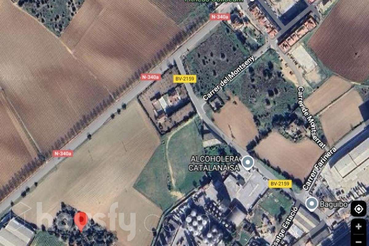 Housfy vende Se trata de un suelo con calificación industrial ubicado en una zona estratégica para el desarrollo económico local, actualmente pendiente de proceso de parcelación por parte del Ayuntamiento. La parcelación deberá llevarse a cabo siguiendo los criterios establecidos por el planeamiento urbanístico municipal y en función de los usos previstos. Asimismo, el terreno se encuentra en una fase previa a la aprobación de un nuevo Plan de Ordenación Urbanística Municipal (POUM), que está siendo impulsado por el consistorio con el objetivo de modernizar y potenciar el suelo industrial del municipio. Este nuevo POUM contempla la reordenación de la zona, la mejora de infraestructuras y accesos, así como una ampliación de los usos industriales compatibles, lo que abre importantes oportunidades para futuros inversores o promotores. En resumen, se trata de un activo estratégico con gran potencial de desarrollo, cuya valorización futura está estrechamente ligada a la evolución del planeamiento urbanístico local y a la ejecución de los instrumentos de gestión urbanística actualmente en trámite ¡Ven a pedir informacion ! Distribución de estancias Zona y entorno Respecto a la ubicación, se sitúa en Santa Margarida i els Monjos, Aviso legal El precio de venta no incluye gastos de la compraventa como notaría, registro, impuestos, ni tampoco honorarios agencia. Esta publicación no es vinculante. Consulta siempre la nota simple con Housfy antes de formalizar la compraventa. Sobre nosotros Housfy es la plataforma integral de servicios inmobiliarios. Nuestra combinación de expertos y tecnología pone al alcance de todo el mundo servicios cómodos, claros y seguros. AICAT número: 7922. Nos encargamos de la gestión y asesoramiento de la compra. ¡Olvídate de todo! Hacemos los trámites por ti. Y, si además necesitas financiación, ponemos a tu disposición un bróker hipotecario para ayudarte a conseguir las mejores condiciones para tu perfil económico. ¿Quieres visitarla? Contacta con Housfy y agenda tu visita sin compromiso. Más información en: housfy.com En cumplimiento de la Ley 8/2026 en Cataluña, el certificado de presencia o ausencia de amianto se encuentra en proceso de tramitación.-3