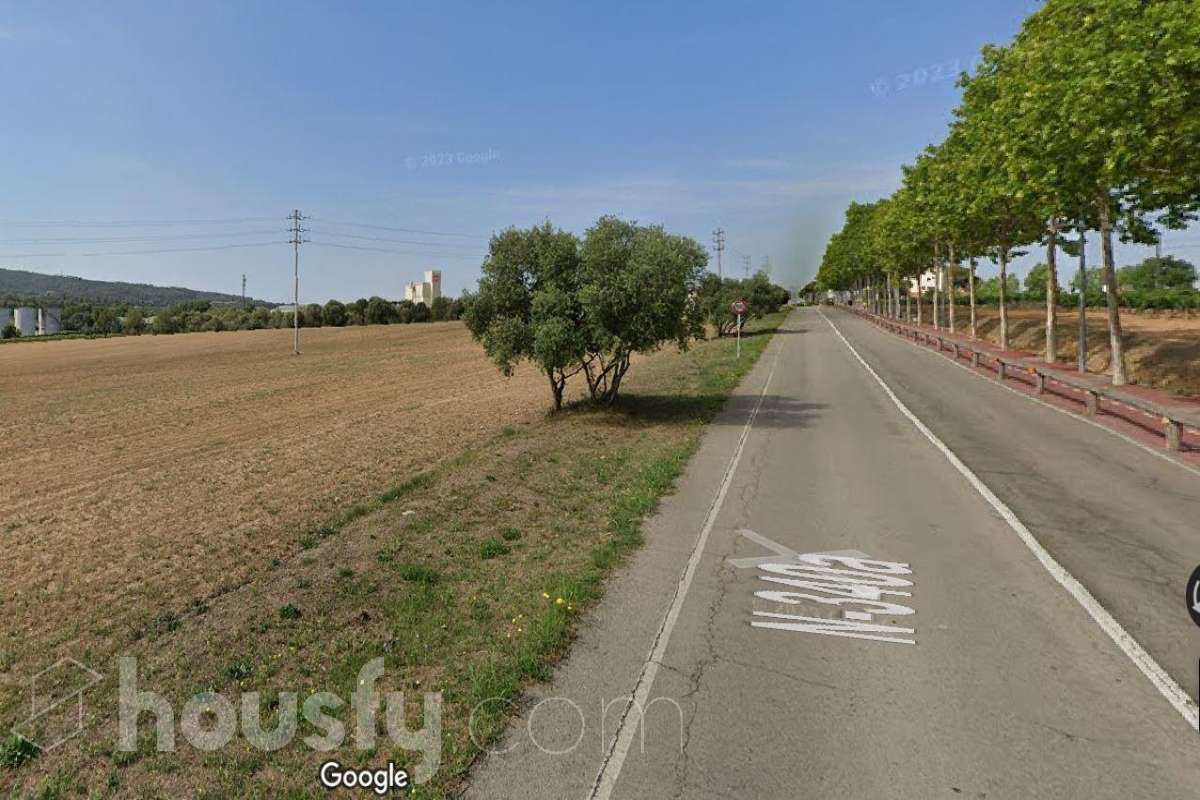 Housfy vende Se trata de un suelo con calificación industrial ubicado en una zona estratégica para el desarrollo económico local, actualmente pendiente de proceso de parcelación por parte del Ayuntamiento. La parcelación deberá llevarse a cabo siguiendo los criterios establecidos por el planeamiento urbanístico municipal y en función de los usos previstos. Asimismo, el terreno se encuentra en una fase previa a la aprobación de un nuevo Plan de Ordenación Urbanística Municipal (POUM), que está siendo impulsado por el consistorio con el objetivo de modernizar y potenciar el suelo industrial del municipio. Este nuevo POUM contempla la reordenación de la zona, la mejora de infraestructuras y accesos, así como una ampliación de los usos industriales compatibles, lo que abre importantes oportunidades para futuros inversores o promotores. En resumen, se trata de un activo estratégico con gran potencial de desarrollo, cuya valorización futura está estrechamente ligada a la evolución del planeamiento urbanístico local y a la ejecución de los instrumentos de gestión urbanística actualmente en trámite ¡Ven a pedir informacion ! Distribución de estancias Zona y entorno Respecto a la ubicación, se sitúa en Santa Margarida i els Monjos, Aviso legal El precio de venta no incluye gastos de la compraventa como notaría, registro, impuestos, ni tampoco honorarios agencia. Esta publicación no es vinculante. Consulta siempre la nota simple con Housfy antes de formalizar la compraventa. Sobre nosotros Housfy es la plataforma integral de servicios inmobiliarios. Nuestra combinación de expertos y tecnología pone al alcance de todo el mundo servicios cómodos, claros y seguros. AICAT número: 7922. Nos encargamos de la gestión y asesoramiento de la compra. ¡Olvídate de todo! Hacemos los trámites por ti. Y, si además necesitas financiación, ponemos a tu disposición un bróker hipotecario para ayudarte a conseguir las mejores condiciones para tu perfil económico. ¿Quieres visitarla? Contacta con Housfy y agenda tu visita sin compromiso. Más información en: housfy.com En cumplimiento de la Ley 8/2026 en Cataluña, el certificado de presencia o ausencia de amianto se encuentra en proceso de tramitación.-4