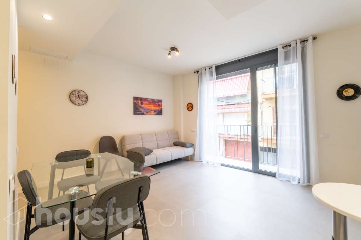 Housfy vende magnífico piso de 2 dormitorios y 1 baño completo, situado en una finca exclusiva de tan solo 6 vecinos, ideal para quienes buscan confort, eficiencia energética y excelentes calidades. La vivienda cuenta con un amplio salón-comedor con cocina abierta, completamente equipada con electrodomésticos y con salida directa a un agradable balcón. Dispone de sistema de aerotermia, calefacción y aire acondicionado por conductos, excelente aislamiento térmico y acústico y cerramientos de altas prestaciones. Cuenta además con certificado energético, iluminación LED y suelo cerámico de formato 60 x 60 cm. La vivienda destaca por sus acabados y materiales de primera calidad, pensados para ofrecer confort, eficiencia y durabilidad. Obra nueva entregada en abril y actualmente a la venta mediante segunda transmisión, por lo que se trata de una vivienda prácticamente nueva. Una excelente oportunidad para disfrutar de las calidades y prestaciones de una obra nueva, con una finca tranquila y exclusiva de únicamente 6 vecinos. Aviso legal El precio de venta no incluye gastos de la compraventa como notaría, registro, impuestos, ni tampoco honorarios agencia. Esta publicación no es vinculante. Consulta siempre la nota simple con Housfy antes de formalizar la compraventa. Sobre nosotros Housfy es la plataforma integral de servicios inmobiliarios. Nuestra combinación de expertos y tecnología pone al alcance de todo el mundo servicios cómodos, claros y seguros. AICAT número: 7922. Nos encargamos de la gestión y asesoramiento de la compra. ¡Olvídate de todo! Hacemos los trámites por ti. Y, si además necesitas financiación, ponemos a tu disposición un bróker hipotecario para ayudarte a conseguir las mejores condiciones para tu perfil económico. ¿Quieres visitarla? Contacta con Housfy y agenda tu visita sin compromiso. Más información en: housfy.com-3