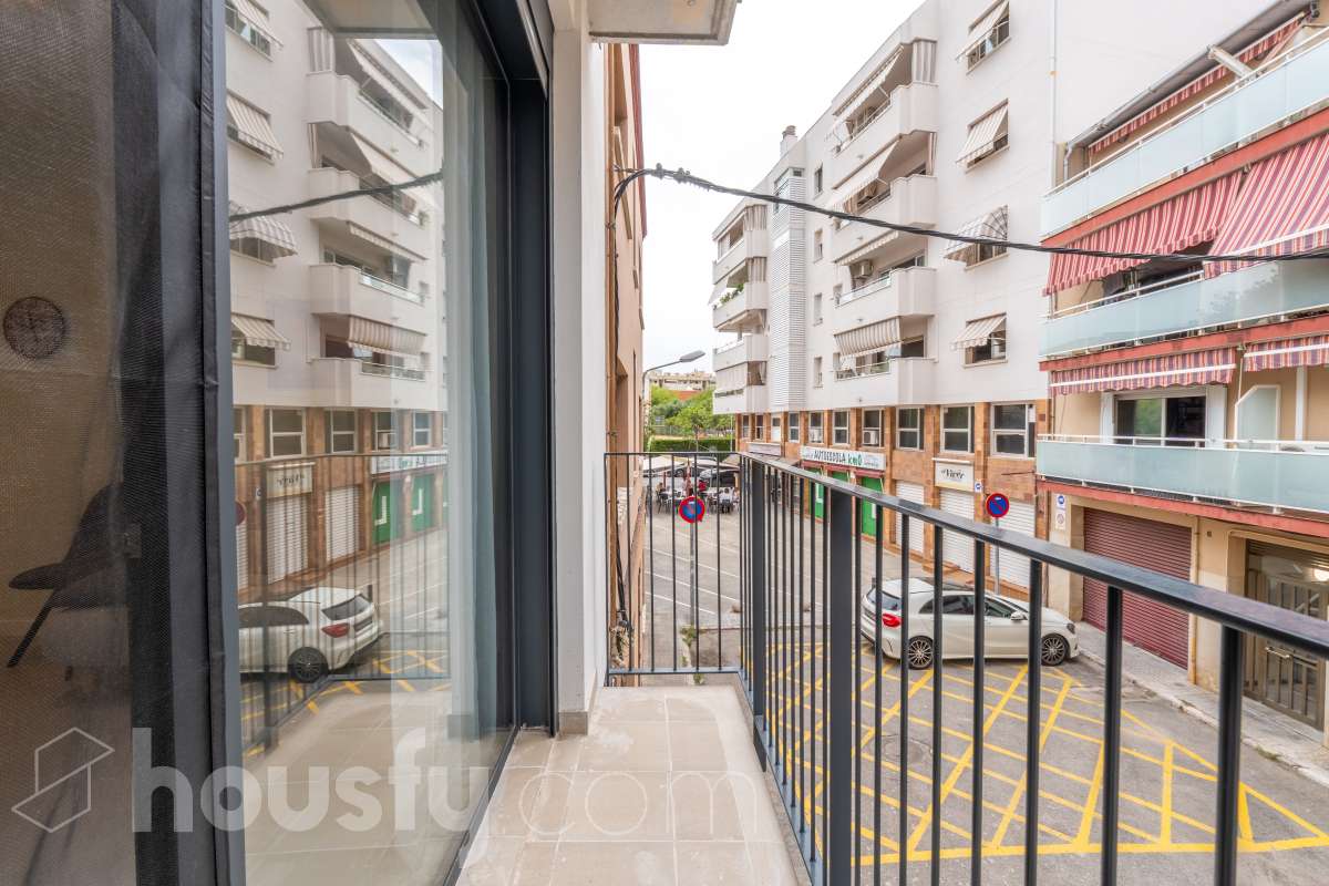 Housfy vende magnífico piso de 2 dormitorios y 1 baño completo, situado en una finca exclusiva de tan solo 6 vecinos, ideal para quienes buscan confort, eficiencia energética y excelentes calidades. La vivienda cuenta con un amplio salón-comedor con cocina abierta, completamente equipada con electrodomésticos y con salida directa a un agradable balcón. Dispone de sistema de aerotermia, calefacción y aire acondicionado por conductos, excelente aislamiento térmico y acústico y cerramientos de altas prestaciones. Cuenta además con certificado energético, iluminación LED y suelo cerámico de formato 60 x 60 cm. La vivienda destaca por sus acabados y materiales de primera calidad, pensados para ofrecer confort, eficiencia y durabilidad. Obra nueva entregada en abril y actualmente a la venta mediante segunda transmisión, por lo que se trata de una vivienda prácticamente nueva. Una excelente oportunidad para disfrutar de las calidades y prestaciones de una obra nueva, con una finca tranquila y exclusiva de únicamente 6 vecinos. Aviso legal El precio de venta no incluye gastos de la compraventa como notaría, registro, impuestos, ni tampoco honorarios agencia. Esta publicación no es vinculante. Consulta siempre la nota simple con Housfy antes de formalizar la compraventa. Sobre nosotros Housfy es la plataforma integral de servicios inmobiliarios. Nuestra combinación de expertos y tecnología pone al alcance de todo el mundo servicios cómodos, claros y seguros. AICAT número: 7922. Nos encargamos de la gestión y asesoramiento de la compra. ¡Olvídate de todo! Hacemos los trámites por ti. Y, si además necesitas financiación, ponemos a tu disposición un bróker hipotecario para ayudarte a conseguir las mejores condiciones para tu perfil económico. ¿Quieres visitarla? Contacta con Housfy y agenda tu visita sin compromiso. Más información en: housfy.com-8