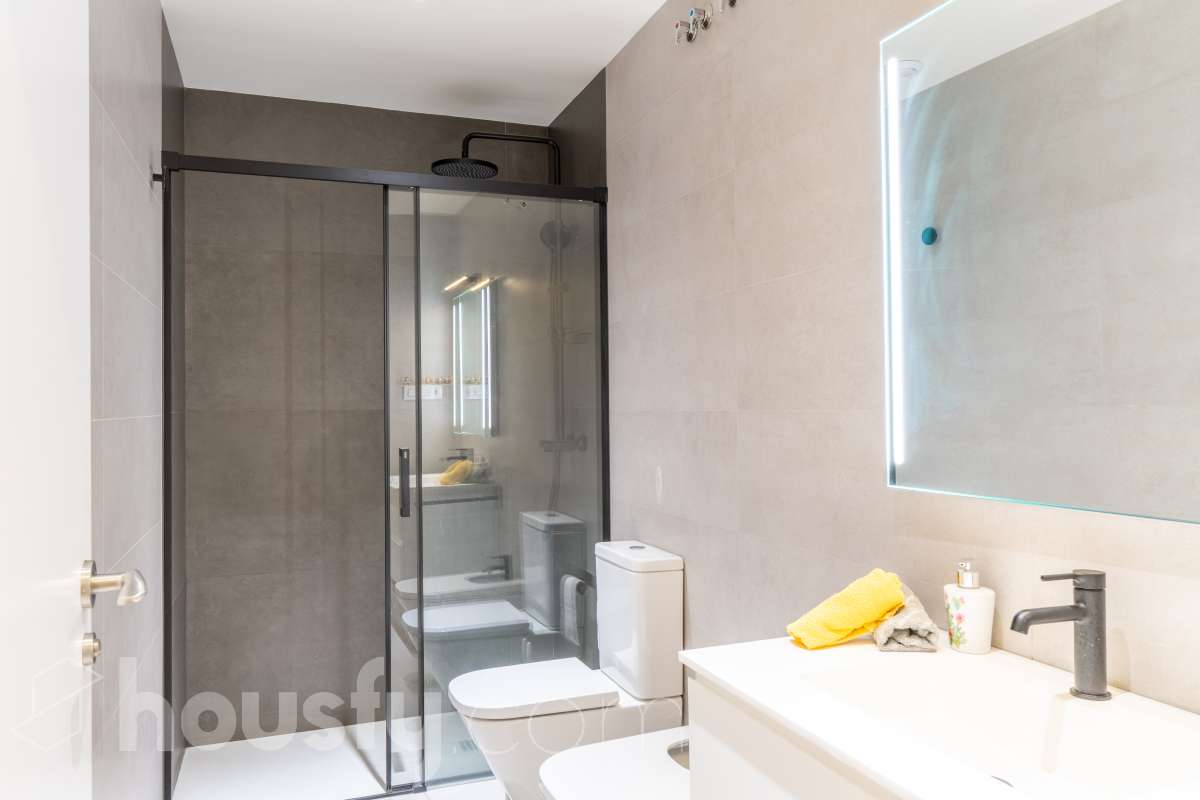 Housfy vende magnífico piso de 2 dormitorios y 1 baño completo, situado en una finca exclusiva de tan solo 6 vecinos, ideal para quienes buscan confort, eficiencia energética y excelentes calidades. La vivienda cuenta con un amplio salón-comedor con cocina abierta, completamente equipada con electrodomésticos y con salida directa a un agradable balcón. Dispone de sistema de aerotermia, calefacción y aire acondicionado por conductos, excelente aislamiento térmico y acústico y cerramientos de altas prestaciones. Cuenta además con certificado energético, iluminación LED y suelo cerámico de formato 60 x 60 cm. La vivienda destaca por sus acabados y materiales de primera calidad, pensados para ofrecer confort, eficiencia y durabilidad. Obra nueva entregada en abril y actualmente a la venta mediante segunda transmisión, por lo que se trata de una vivienda prácticamente nueva. Una excelente oportunidad para disfrutar de las calidades y prestaciones de una obra nueva, con una finca tranquila y exclusiva de únicamente 6 vecinos. Aviso legal El precio de venta no incluye gastos de la compraventa como notaría, registro, impuestos, ni tampoco honorarios agencia. Esta publicación no es vinculante. Consulta siempre la nota simple con Housfy antes de formalizar la compraventa. Sobre nosotros Housfy es la plataforma integral de servicios inmobiliarios. Nuestra combinación de expertos y tecnología pone al alcance de todo el mundo servicios cómodos, claros y seguros. AICAT número: 7922. Nos encargamos de la gestión y asesoramiento de la compra. ¡Olvídate de todo! Hacemos los trámites por ti. Y, si además necesitas financiación, ponemos a tu disposición un bróker hipotecario para ayudarte a conseguir las mejores condiciones para tu perfil económico. ¿Quieres visitarla? Contacta con Housfy y agenda tu visita sin compromiso. Más información en: housfy.com-22
