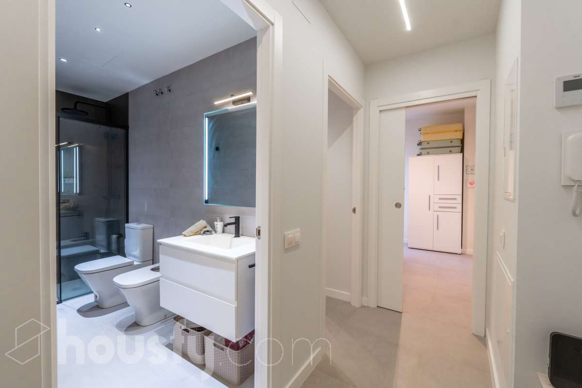 Housfy vende magnífico piso de 2 dormitorios y 1 baño completo, situado en una finca exclusiva de tan solo 6 vecinos, ideal para quienes buscan confort, eficiencia energética y excelentes calidades. La vivienda cuenta con un amplio salón-comedor con cocina abierta, completamente equipada con electrodomésticos y con salida directa a un agradable balcón. Dispone de sistema de aerotermia, calefacción y aire acondicionado por conductos, excelente aislamiento térmico y acústico y cerramientos de altas prestaciones. Cuenta además con certificado energético, iluminación LED y suelo cerámico de formato 60 x 60 cm. La vivienda destaca por sus acabados y materiales de primera calidad, pensados para ofrecer confort, eficiencia y durabilidad. Obra nueva entregada en abril y actualmente a la venta mediante segunda transmisión, por lo que se trata de una vivienda prácticamente nueva. Una excelente oportunidad para disfrutar de las calidades y prestaciones de una obra nueva, con una finca tranquila y exclusiva de únicamente 6 vecinos. Aviso legal El precio de venta no incluye gastos de la compraventa como notaría, registro, impuestos, ni tampoco honorarios agencia. Esta publicación no es vinculante. Consulta siempre la nota simple con Housfy antes de formalizar la compraventa. Sobre nosotros Housfy es la plataforma integral de servicios inmobiliarios. Nuestra combinación de expertos y tecnología pone al alcance de todo el mundo servicios cómodos, claros y seguros. AICAT número: 7922. Nos encargamos de la gestión y asesoramiento de la compra. ¡Olvídate de todo! Hacemos los trámites por ti. Y, si además necesitas financiación, ponemos a tu disposición un bróker hipotecario para ayudarte a conseguir las mejores condiciones para tu perfil económico. ¿Quieres visitarla? Contacta con Housfy y agenda tu visita sin compromiso. Más información en: housfy.com-19