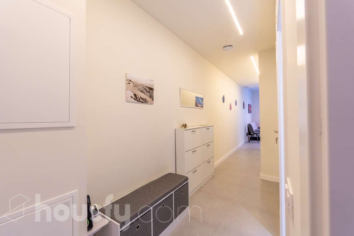 Housfy vende magnífico piso de 2 dormitorios y 1 baño completo, situado en una finca exclusiva de tan solo 6 vecinos, ideal para quienes buscan confort, eficiencia energética y excelentes calidades. La vivienda cuenta con un amplio salón-comedor con cocina abierta, completamente equipada con electrodomésticos y con salida directa a un agradable balcón. Dispone de sistema de aerotermia, calefacción y aire acondicionado por conductos, excelente aislamiento térmico y acústico y cerramientos de altas prestaciones. Cuenta además con certificado energético, iluminación LED y suelo cerámico de formato 60 x 60 cm. La vivienda destaca por sus acabados y materiales de primera calidad, pensados para ofrecer confort, eficiencia y durabilidad. Obra nueva entregada en abril y actualmente a la venta mediante segunda transmisión, por lo que se trata de una vivienda prácticamente nueva. Una excelente oportunidad para disfrutar de las calidades y prestaciones de una obra nueva, con una finca tranquila y exclusiva de únicamente 6 vecinos. Aviso legal El precio de venta no incluye gastos de la compraventa como notaría, registro, impuestos, ni tampoco honorarios agencia. Esta publicación no es vinculante. Consulta siempre la nota simple con Housfy antes de formalizar la compraventa. Sobre nosotros Housfy es la plataforma integral de servicios inmobiliarios. Nuestra combinación de expertos y tecnología pone al alcance de todo el mundo servicios cómodos, claros y seguros. AICAT número: 7922. Nos encargamos de la gestión y asesoramiento de la compra. ¡Olvídate de todo! Hacemos los trámites por ti. Y, si además necesitas financiación, ponemos a tu disposición un bróker hipotecario para ayudarte a conseguir las mejores condiciones para tu perfil económico. ¿Quieres visitarla? Contacta con Housfy y agenda tu visita sin compromiso. Más información en: housfy.com-29