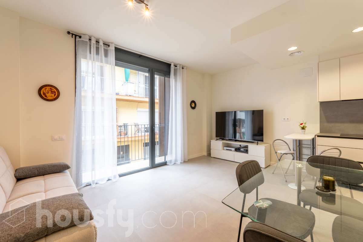 Housfy vende magnífico piso de 2 dormitorios y 1 baño completo, situado en una finca exclusiva de tan solo 6 vecinos, ideal para quienes buscan confort, eficiencia energética y excelentes calidades. La vivienda cuenta con un amplio salón-comedor con cocina abierta, completamente equipada con electrodomésticos y con salida directa a un agradable balcón. Dispone de sistema de aerotermia, calefacción y aire acondicionado por conductos, excelente aislamiento térmico y acústico y cerramientos de altas prestaciones. Cuenta además con certificado energético, iluminación LED y suelo cerámico de formato 60 x 60 cm. La vivienda destaca por sus acabados y materiales de primera calidad, pensados para ofrecer confort, eficiencia y durabilidad. Obra nueva entregada en abril y actualmente a la venta mediante segunda transmisión, por lo que se trata de una vivienda prácticamente nueva. Una excelente oportunidad para disfrutar de las calidades y prestaciones de una obra nueva, con una finca tranquila y exclusiva de únicamente 6 vecinos. Aviso legal El precio de venta no incluye gastos de la compraventa como notaría, registro, impuestos, ni tampoco honorarios agencia. Esta publicación no es vinculante. Consulta siempre la nota simple con Housfy antes de formalizar la compraventa. Sobre nosotros Housfy es la plataforma integral de servicios inmobiliarios. Nuestra combinación de expertos y tecnología pone al alcance de todo el mundo servicios cómodos, claros y seguros. AICAT número: 7922. Nos encargamos de la gestión y asesoramiento de la compra. ¡Olvídate de todo! Hacemos los trámites por ti. Y, si además necesitas financiación, ponemos a tu disposición un bróker hipotecario para ayudarte a conseguir las mejores condiciones para tu perfil económico. ¿Quieres visitarla? Contacta con Housfy y agenda tu visita sin compromiso. Más información en: housfy.com-2