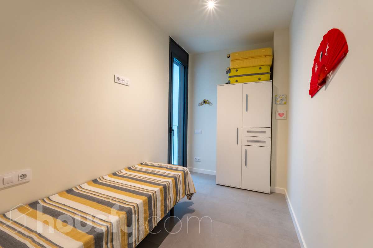 Housfy vende magnífico piso de 2 dormitorios y 1 baño completo, situado en una finca exclusiva de tan solo 6 vecinos, ideal para quienes buscan confort, eficiencia energética y excelentes calidades. La vivienda cuenta con un amplio salón-comedor con cocina abierta, completamente equipada con electrodomésticos y con salida directa a un agradable balcón. Dispone de sistema de aerotermia, calefacción y aire acondicionado por conductos, excelente aislamiento térmico y acústico y cerramientos de altas prestaciones. Cuenta además con certificado energético, iluminación LED y suelo cerámico de formato 60 x 60 cm. La vivienda destaca por sus acabados y materiales de primera calidad, pensados para ofrecer confort, eficiencia y durabilidad. Obra nueva entregada en abril y actualmente a la venta mediante segunda transmisión, por lo que se trata de una vivienda prácticamente nueva. Una excelente oportunidad para disfrutar de las calidades y prestaciones de una obra nueva, con una finca tranquila y exclusiva de únicamente 6 vecinos. Aviso legal El precio de venta no incluye gastos de la compraventa como notaría, registro, impuestos, ni tampoco honorarios agencia. Esta publicación no es vinculante. Consulta siempre la nota simple con Housfy antes de formalizar la compraventa. Sobre nosotros Housfy es la plataforma integral de servicios inmobiliarios. Nuestra combinación de expertos y tecnología pone al alcance de todo el mundo servicios cómodos, claros y seguros. AICAT número: 7922. Nos encargamos de la gestión y asesoramiento de la compra. ¡Olvídate de todo! Hacemos los trámites por ti. Y, si además necesitas financiación, ponemos a tu disposición un bróker hipotecario para ayudarte a conseguir las mejores condiciones para tu perfil económico. ¿Quieres visitarla? Contacta con Housfy y agenda tu visita sin compromiso. Más información en: housfy.com-15