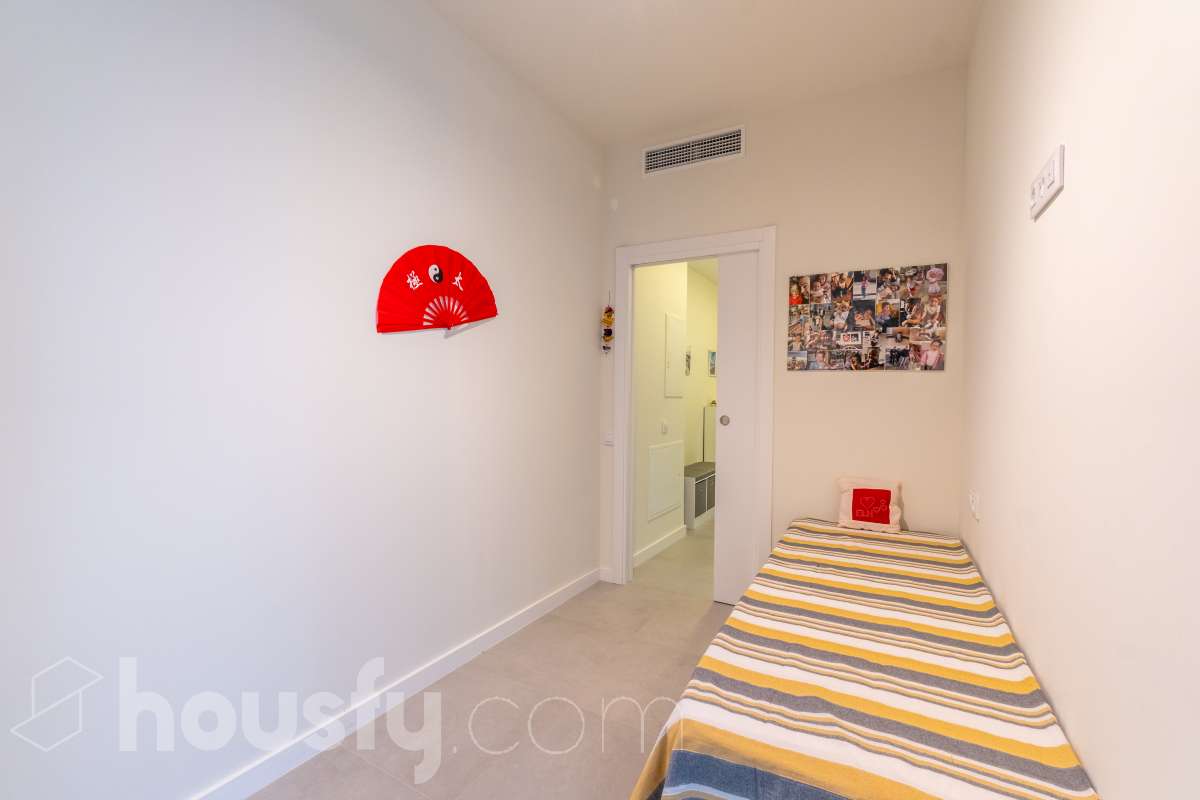 Housfy vende magnífico piso de 2 dormitorios y 1 baño completo, situado en una finca exclusiva de tan solo 6 vecinos, ideal para quienes buscan confort, eficiencia energética y excelentes calidades. La vivienda cuenta con un amplio salón-comedor con cocina abierta, completamente equipada con electrodomésticos y con salida directa a un agradable balcón. Dispone de sistema de aerotermia, calefacción y aire acondicionado por conductos, excelente aislamiento térmico y acústico y cerramientos de altas prestaciones. Cuenta además con certificado energético, iluminación LED y suelo cerámico de formato 60 x 60 cm. La vivienda destaca por sus acabados y materiales de primera calidad, pensados para ofrecer confort, eficiencia y durabilidad. Obra nueva entregada en abril y actualmente a la venta mediante segunda transmisión, por lo que se trata de una vivienda prácticamente nueva. Una excelente oportunidad para disfrutar de las calidades y prestaciones de una obra nueva, con una finca tranquila y exclusiva de únicamente 6 vecinos. Aviso legal El precio de venta no incluye gastos de la compraventa como notaría, registro, impuestos, ni tampoco honorarios agencia. Esta publicación no es vinculante. Consulta siempre la nota simple con Housfy antes de formalizar la compraventa. Sobre nosotros Housfy es la plataforma integral de servicios inmobiliarios. Nuestra combinación de expertos y tecnología pone al alcance de todo el mundo servicios cómodos, claros y seguros. AICAT número: 7922. Nos encargamos de la gestión y asesoramiento de la compra. ¡Olvídate de todo! Hacemos los trámites por ti. Y, si además necesitas financiación, ponemos a tu disposición un bróker hipotecario para ayudarte a conseguir las mejores condiciones para tu perfil económico. ¿Quieres visitarla? Contacta con Housfy y agenda tu visita sin compromiso. Más información en: housfy.com-18