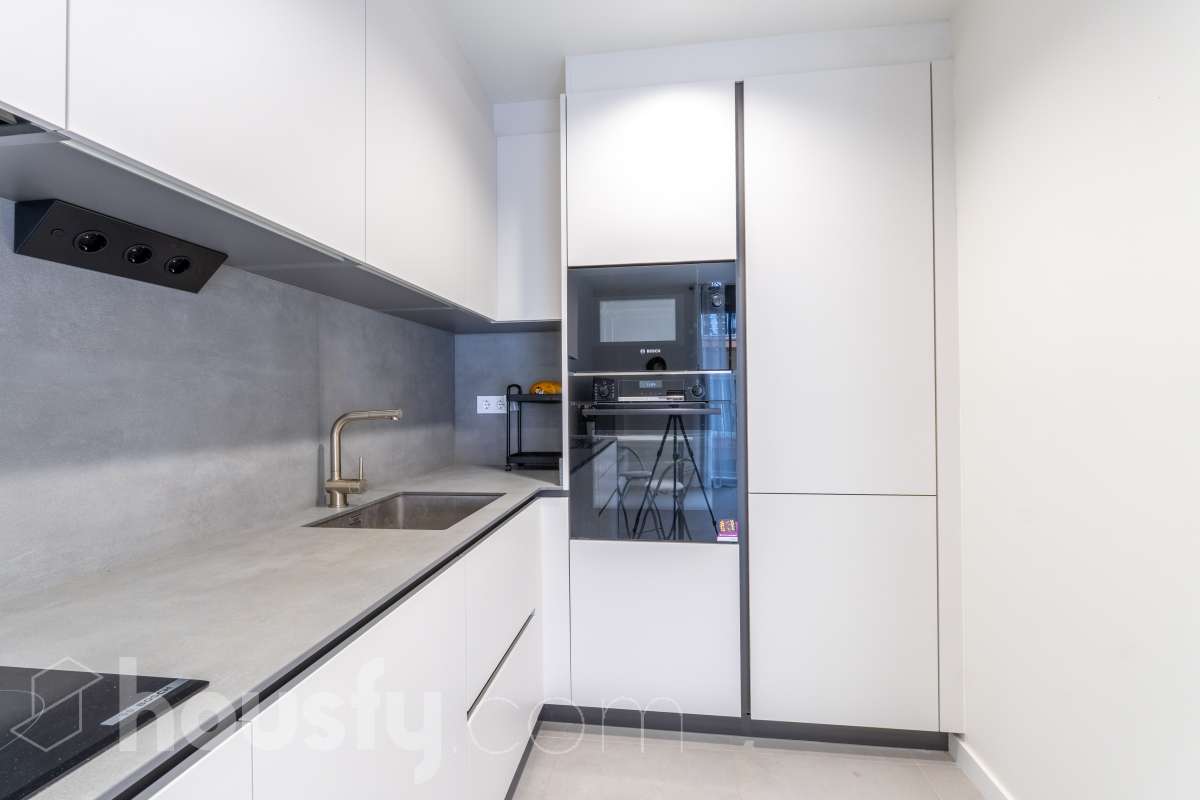 Housfy vende magnífico piso de 2 dormitorios y 1 baño completo, situado en una finca exclusiva de tan solo 6 vecinos, ideal para quienes buscan confort, eficiencia energética y excelentes calidades. La vivienda cuenta con un amplio salón-comedor con cocina abierta, completamente equipada con electrodomésticos y con salida directa a un agradable balcón. Dispone de sistema de aerotermia, calefacción y aire acondicionado por conductos, excelente aislamiento térmico y acústico y cerramientos de altas prestaciones. Cuenta además con certificado energético, iluminación LED y suelo cerámico de formato 60 x 60 cm. La vivienda destaca por sus acabados y materiales de primera calidad, pensados para ofrecer confort, eficiencia y durabilidad. Obra nueva entregada en abril y actualmente a la venta mediante segunda transmisión, por lo que se trata de una vivienda prácticamente nueva. Una excelente oportunidad para disfrutar de las calidades y prestaciones de una obra nueva, con una finca tranquila y exclusiva de únicamente 6 vecinos. Aviso legal El precio de venta no incluye gastos de la compraventa como notaría, registro, impuestos, ni tampoco honorarios agencia. Esta publicación no es vinculante. Consulta siempre la nota simple con Housfy antes de formalizar la compraventa. Sobre nosotros Housfy es la plataforma integral de servicios inmobiliarios. Nuestra combinación de expertos y tecnología pone al alcance de todo el mundo servicios cómodos, claros y seguros. AICAT número: 7922. Nos encargamos de la gestión y asesoramiento de la compra. ¡Olvídate de todo! Hacemos los trámites por ti. Y, si además necesitas financiación, ponemos a tu disposición un bróker hipotecario para ayudarte a conseguir las mejores condiciones para tu perfil económico. ¿Quieres visitarla? Contacta con Housfy y agenda tu visita sin compromiso. Más información en: housfy.com-11