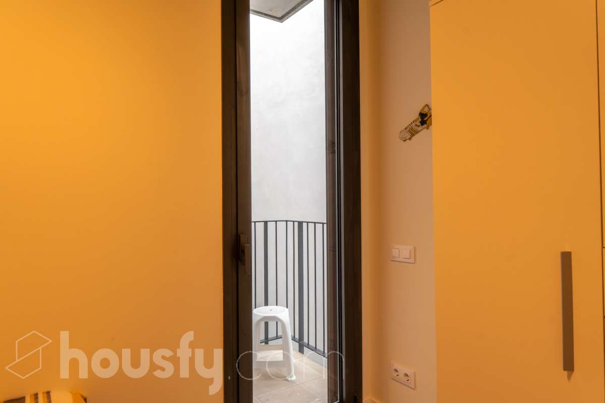 Housfy vende magnífico piso de 2 dormitorios y 1 baño completo, situado en una finca exclusiva de tan solo 6 vecinos, ideal para quienes buscan confort, eficiencia energética y excelentes calidades. La vivienda cuenta con un amplio salón-comedor con cocina abierta, completamente equipada con electrodomésticos y con salida directa a un agradable balcón. Dispone de sistema de aerotermia, calefacción y aire acondicionado por conductos, excelente aislamiento térmico y acústico y cerramientos de altas prestaciones. Cuenta además con certificado energético, iluminación LED y suelo cerámico de formato 60 x 60 cm. La vivienda destaca por sus acabados y materiales de primera calidad, pensados para ofrecer confort, eficiencia y durabilidad. Obra nueva entregada en abril y actualmente a la venta mediante segunda transmisión, por lo que se trata de una vivienda prácticamente nueva. Una excelente oportunidad para disfrutar de las calidades y prestaciones de una obra nueva, con una finca tranquila y exclusiva de únicamente 6 vecinos. Aviso legal El precio de venta no incluye gastos de la compraventa como notaría, registro, impuestos, ni tampoco honorarios agencia. Esta publicación no es vinculante. Consulta siempre la nota simple con Housfy antes de formalizar la compraventa. Sobre nosotros Housfy es la plataforma integral de servicios inmobiliarios. Nuestra combinación de expertos y tecnología pone al alcance de todo el mundo servicios cómodos, claros y seguros. AICAT número: 7922. Nos encargamos de la gestión y asesoramiento de la compra. ¡Olvídate de todo! Hacemos los trámites por ti. Y, si además necesitas financiación, ponemos a tu disposición un bróker hipotecario para ayudarte a conseguir las mejores condiciones para tu perfil económico. ¿Quieres visitarla? Contacta con Housfy y agenda tu visita sin compromiso. Más información en: housfy.com-26