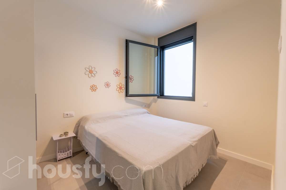 Housfy vende magnífico piso de 2 dormitorios y 1 baño completo, situado en una finca exclusiva de tan solo 6 vecinos, ideal para quienes buscan confort, eficiencia energética y excelentes calidades. La vivienda cuenta con un amplio salón-comedor con cocina abierta, completamente equipada con electrodomésticos y con salida directa a un agradable balcón. Dispone de sistema de aerotermia, calefacción y aire acondicionado por conductos, excelente aislamiento térmico y acústico y cerramientos de altas prestaciones. Cuenta además con certificado energético, iluminación LED y suelo cerámico de formato 60 x 60 cm. La vivienda destaca por sus acabados y materiales de primera calidad, pensados para ofrecer confort, eficiencia y durabilidad. Obra nueva entregada en abril y actualmente a la venta mediante segunda transmisión, por lo que se trata de una vivienda prácticamente nueva. Una excelente oportunidad para disfrutar de las calidades y prestaciones de una obra nueva, con una finca tranquila y exclusiva de únicamente 6 vecinos. Aviso legal El precio de venta no incluye gastos de la compraventa como notaría, registro, impuestos, ni tampoco honorarios agencia. Esta publicación no es vinculante. Consulta siempre la nota simple con Housfy antes de formalizar la compraventa. Sobre nosotros Housfy es la plataforma integral de servicios inmobiliarios. Nuestra combinación de expertos y tecnología pone al alcance de todo el mundo servicios cómodos, claros y seguros. AICAT número: 7922. Nos encargamos de la gestión y asesoramiento de la compra. ¡Olvídate de todo! Hacemos los trámites por ti. Y, si además necesitas financiación, ponemos a tu disposición un bróker hipotecario para ayudarte a conseguir las mejores condiciones para tu perfil económico. ¿Quieres visitarla? Contacta con Housfy y agenda tu visita sin compromiso. Más información en: housfy.com-12