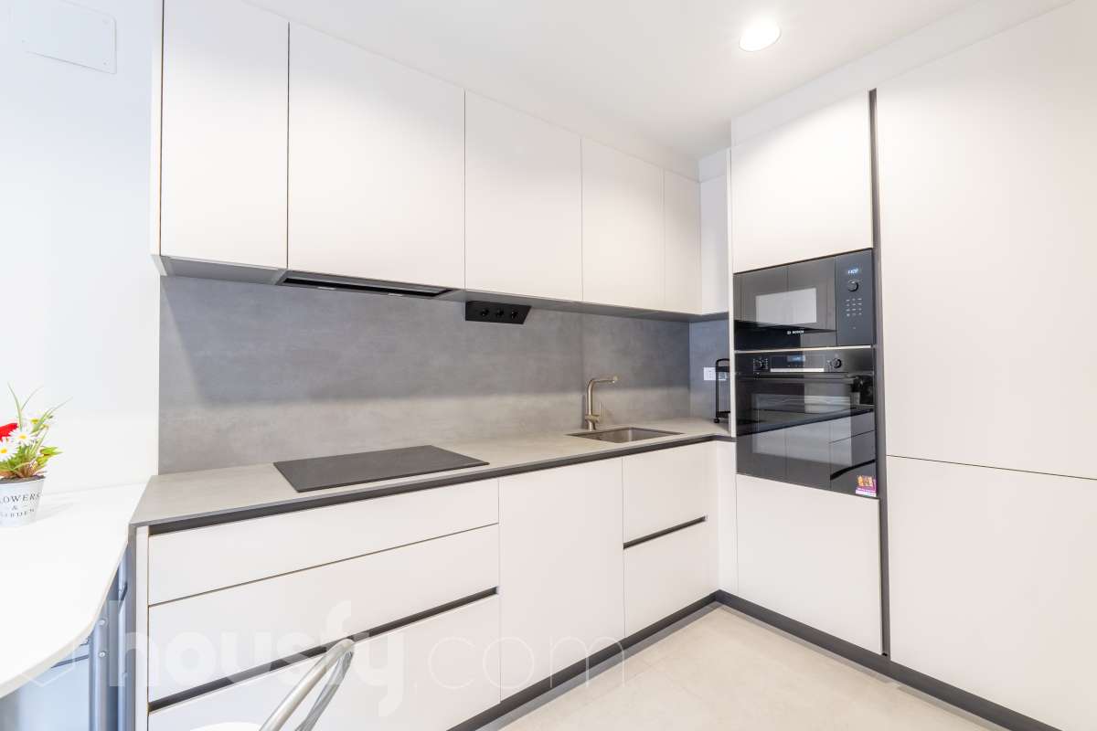 Housfy vende magnífico piso de 2 dormitorios y 1 baño completo, situado en una finca exclusiva de tan solo 6 vecinos, ideal para quienes buscan confort, eficiencia energética y excelentes calidades. La vivienda cuenta con un amplio salón-comedor con cocina abierta, completamente equipada con electrodomésticos y con salida directa a un agradable balcón. Dispone de sistema de aerotermia, calefacción y aire acondicionado por conductos, excelente aislamiento térmico y acústico y cerramientos de altas prestaciones. Cuenta además con certificado energético, iluminación LED y suelo cerámico de formato 60 x 60 cm. La vivienda destaca por sus acabados y materiales de primera calidad, pensados para ofrecer confort, eficiencia y durabilidad. Obra nueva entregada en abril y actualmente a la venta mediante segunda transmisión, por lo que se trata de una vivienda prácticamente nueva. Una excelente oportunidad para disfrutar de las calidades y prestaciones de una obra nueva, con una finca tranquila y exclusiva de únicamente 6 vecinos. Aviso legal El precio de venta no incluye gastos de la compraventa como notaría, registro, impuestos, ni tampoco honorarios agencia. Esta publicación no es vinculante. Consulta siempre la nota simple con Housfy antes de formalizar la compraventa. Sobre nosotros Housfy es la plataforma integral de servicios inmobiliarios. Nuestra combinación de expertos y tecnología pone al alcance de todo el mundo servicios cómodos, claros y seguros. AICAT número: 7922. Nos encargamos de la gestión y asesoramiento de la compra. ¡Olvídate de todo! Hacemos los trámites por ti. Y, si además necesitas financiación, ponemos a tu disposición un bróker hipotecario para ayudarte a conseguir las mejores condiciones para tu perfil económico. ¿Quieres visitarla? Contacta con Housfy y agenda tu visita sin compromiso. Más información en: housfy.com-10